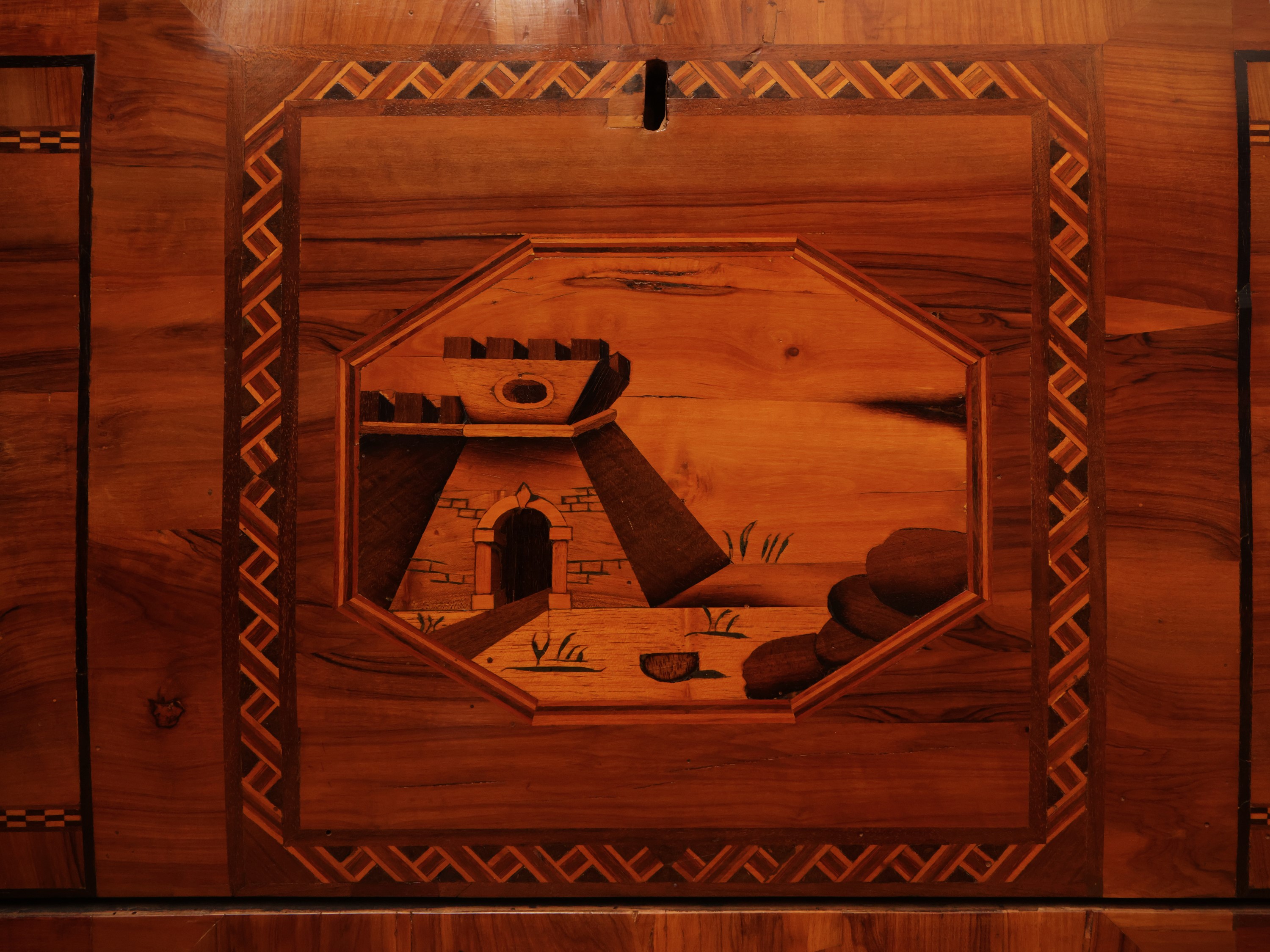 Cassettone impiallacciato in noce ed altre essenze