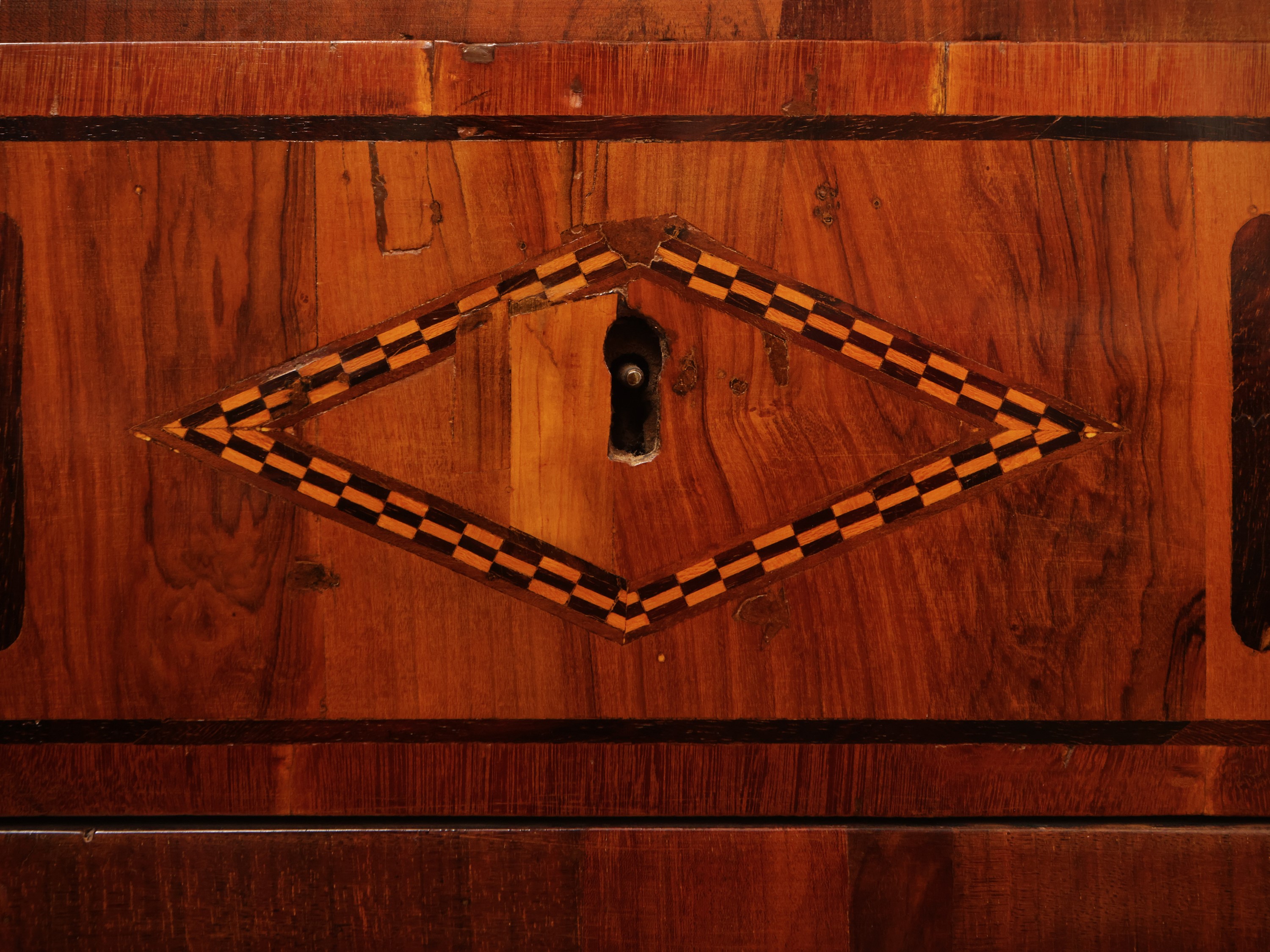 Cassettone impiallacciato in noce ed altre essenze