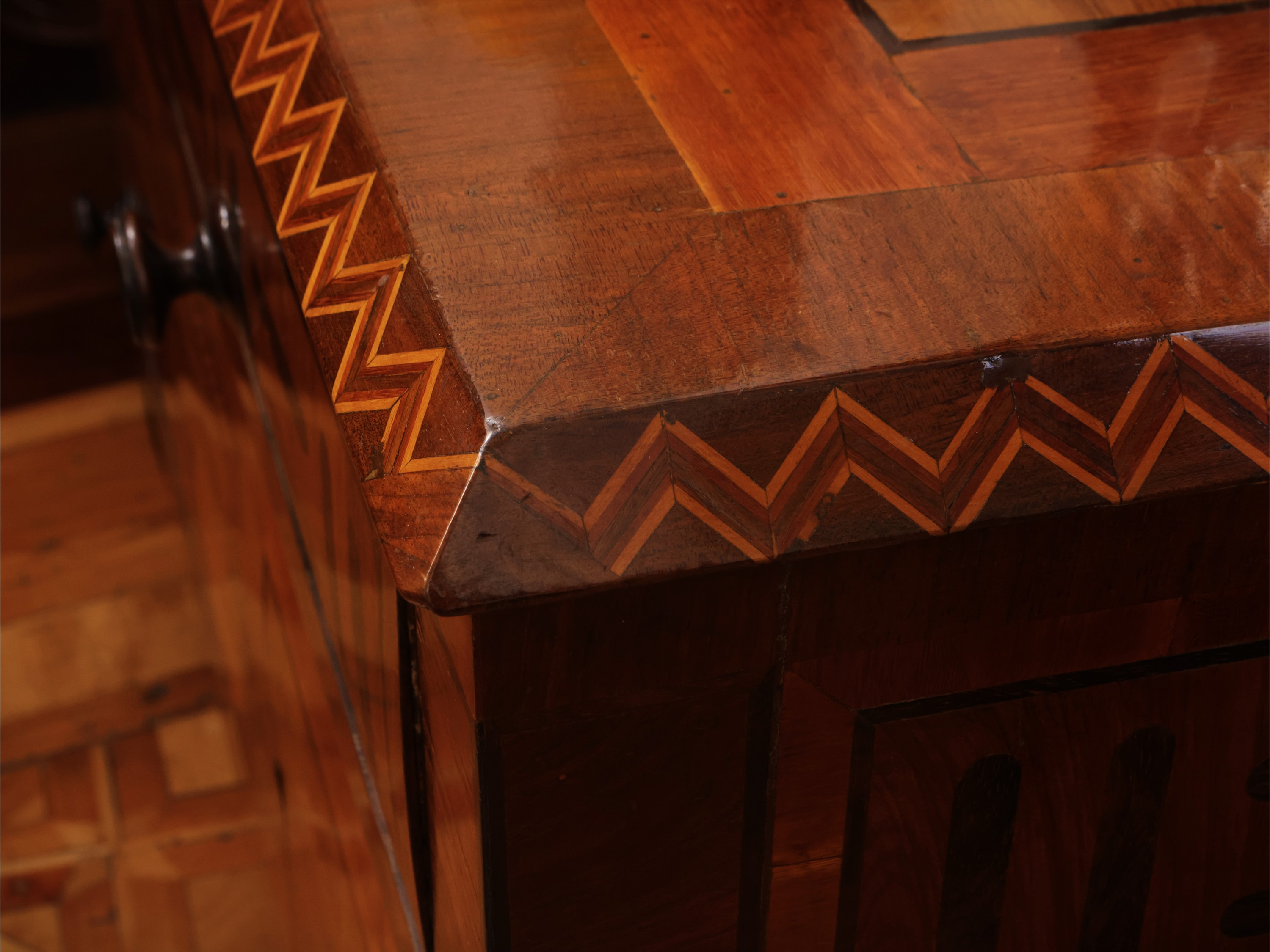 Cassettone impiallacciato in noce ed altre essenze