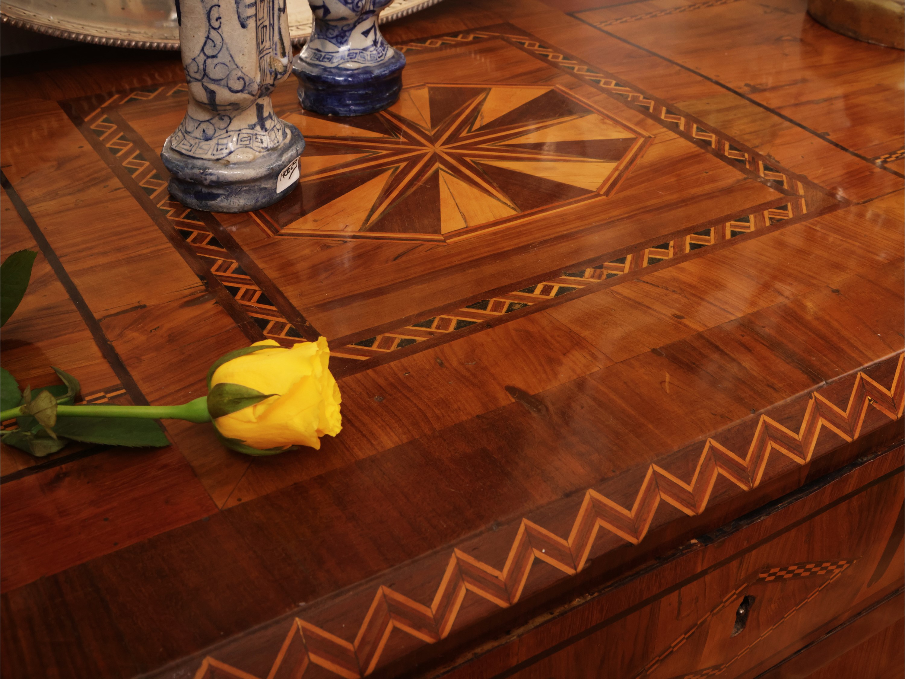 Cassettone impiallacciato in noce ed altre essenze