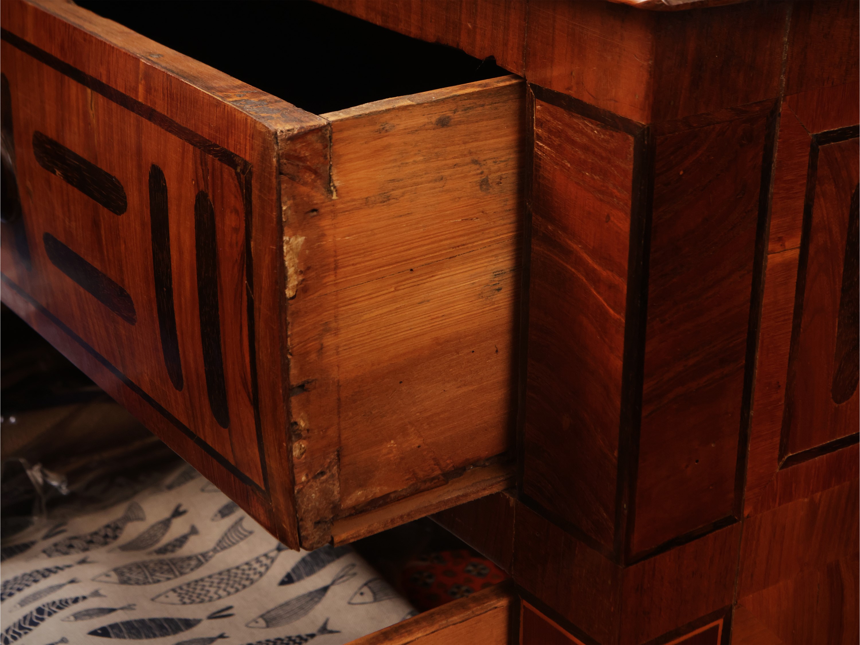 Cassettone impiallacciato in noce ed altre essenze