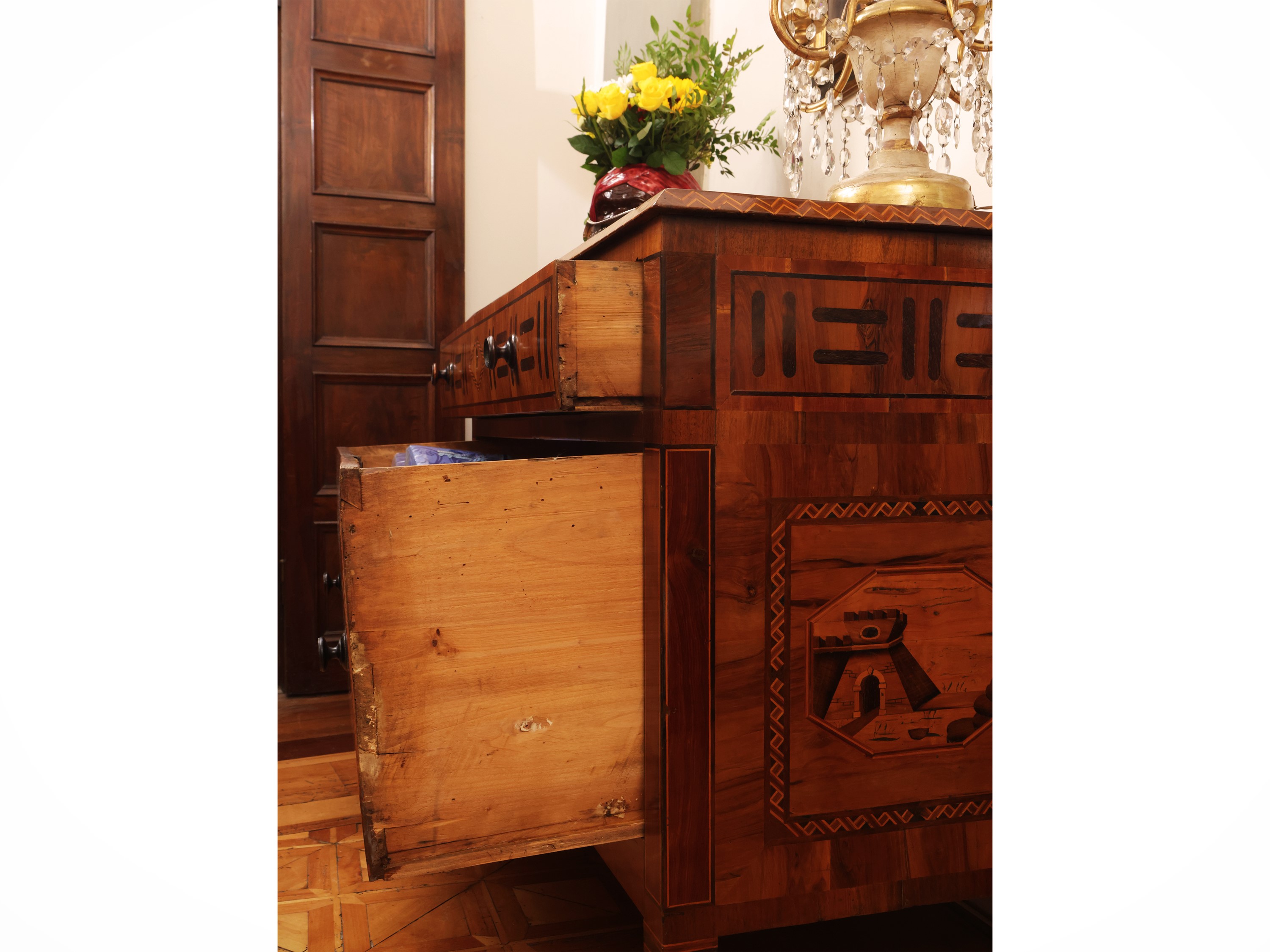 Cassettone impiallacciato in noce ed altre essenze