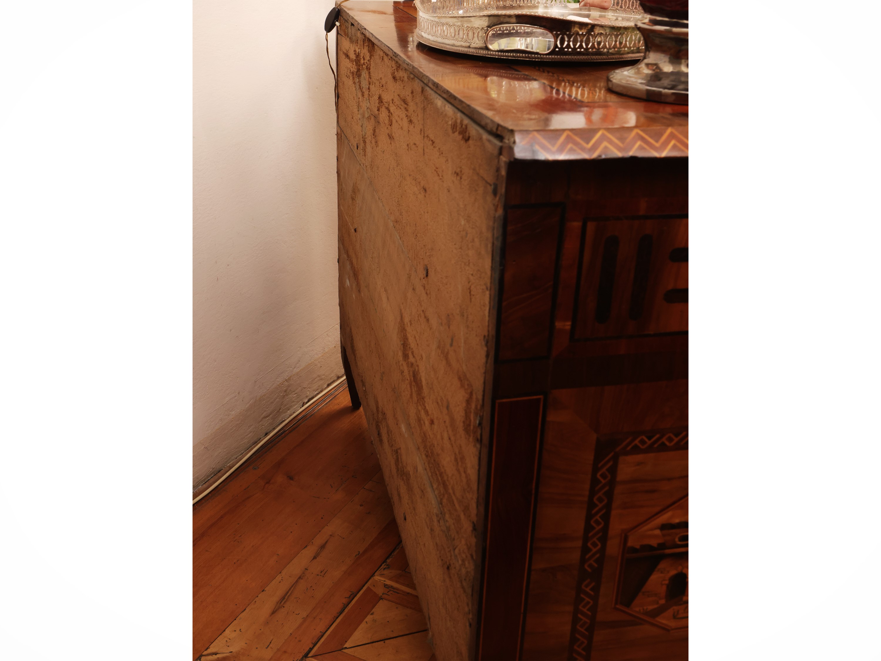 Cassettone impiallacciato in noce ed altre essenze