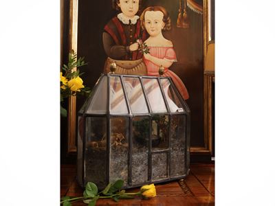 Teca in vetro e metallo con pinnacoli in ottone, h 42 cm