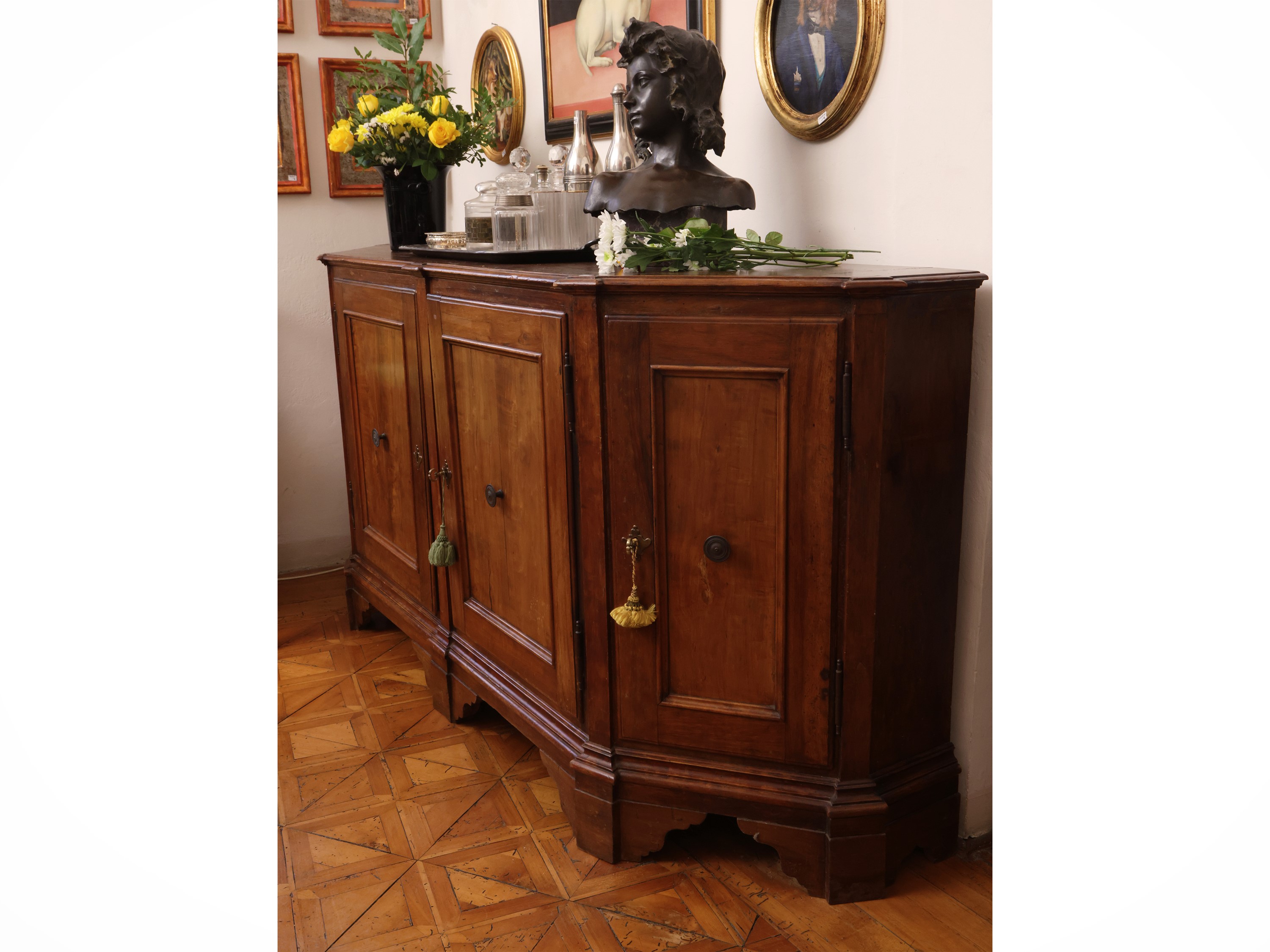 Credenza in noce, XIX secolo