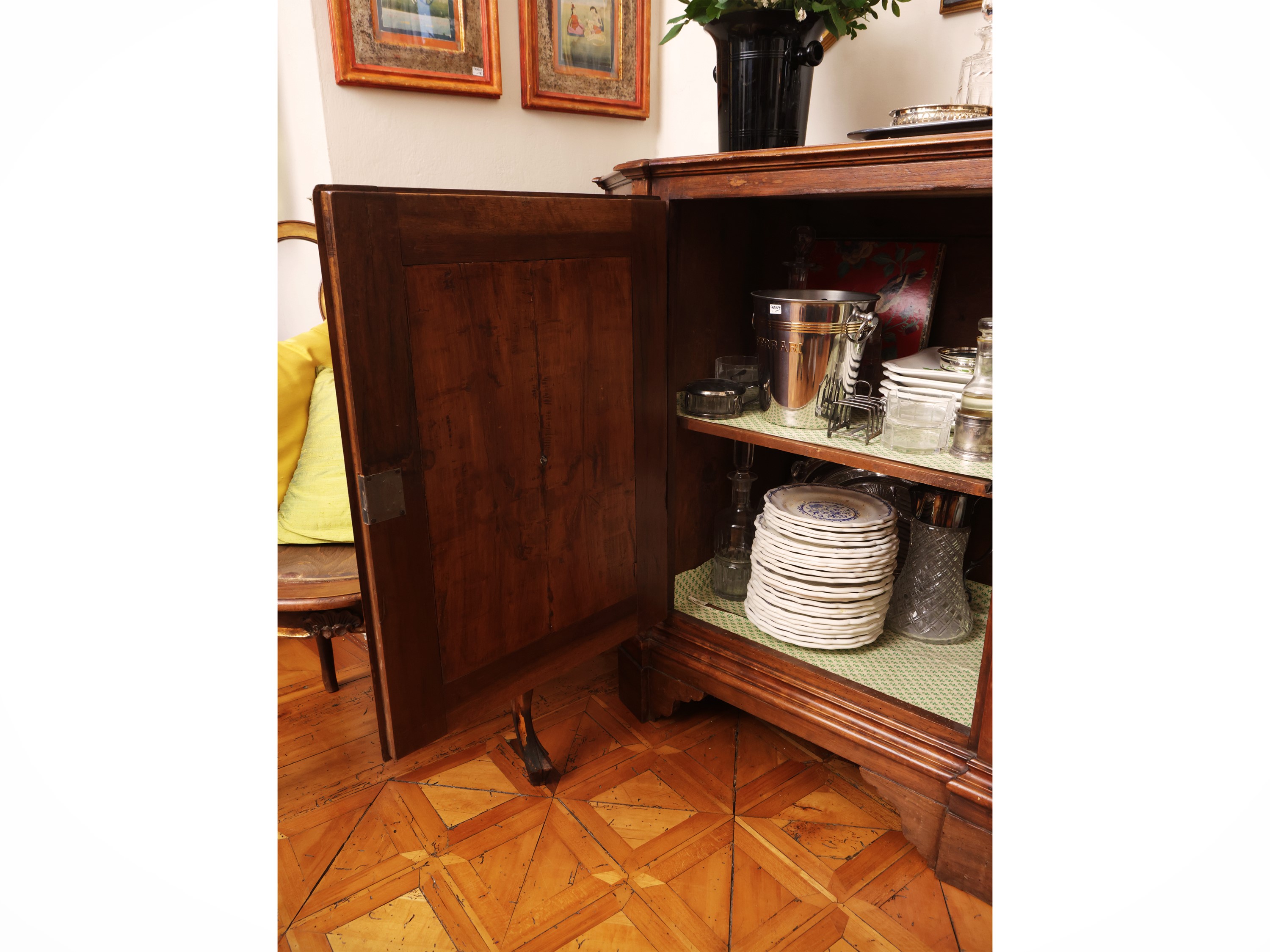 Credenza in noce, XIX secolo