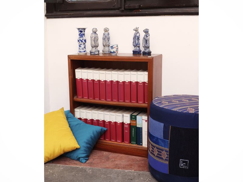 Piccola libreria a giorno, legno tenero, dimensioni h 73x67x25 cm