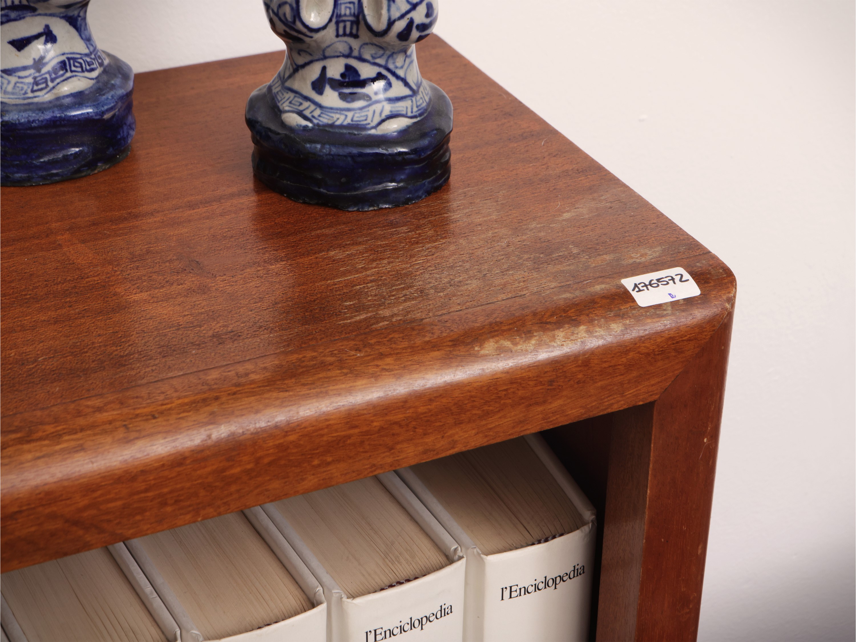 Piccola libreria a giorno, legno tenero, dimensioni h 73x67x25 cm