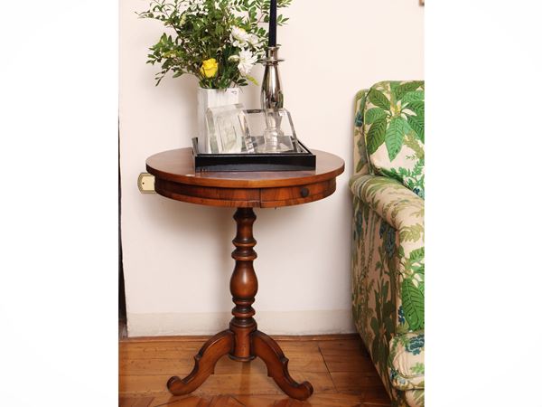 Side table in walnut veneer