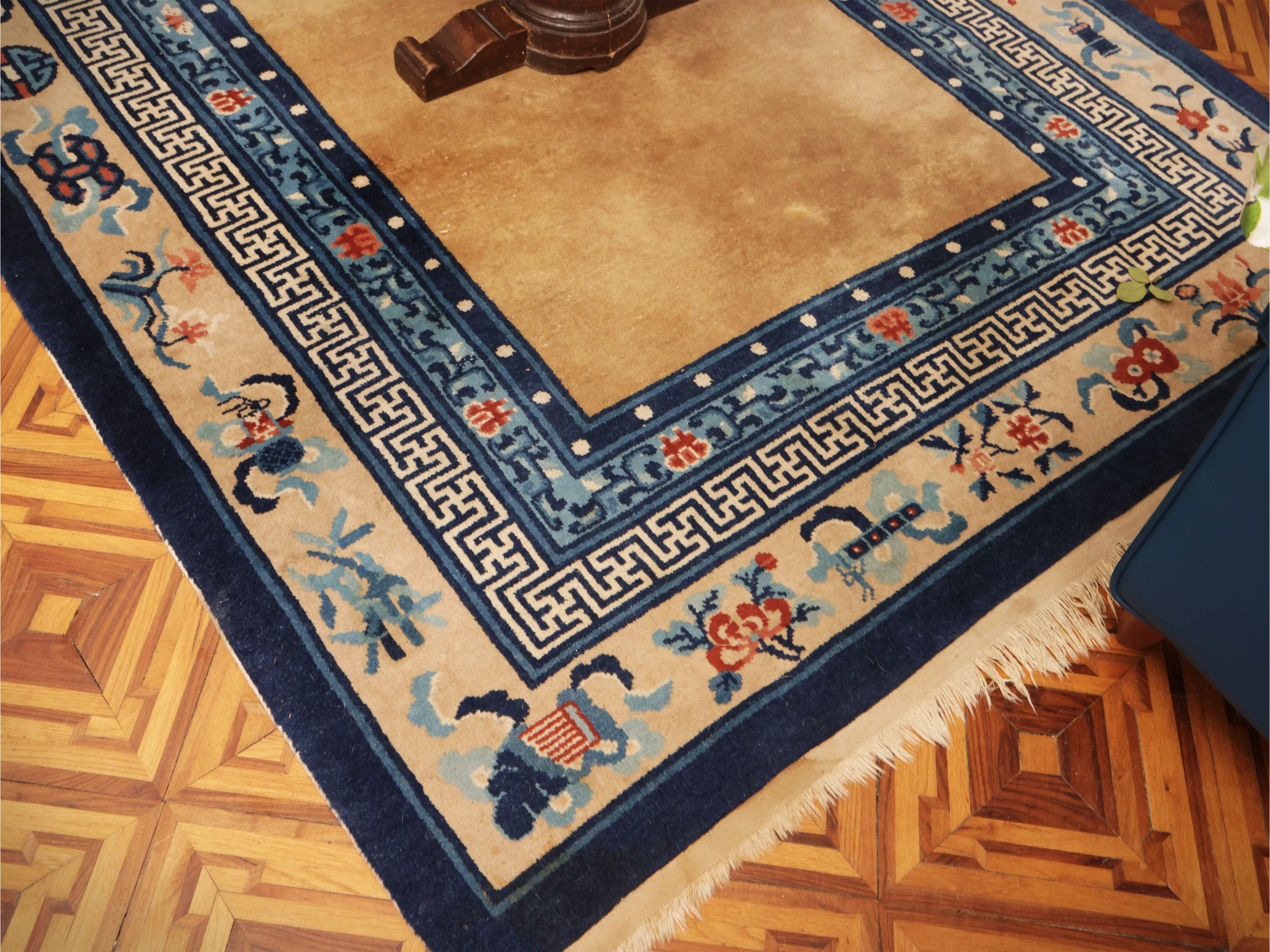 Tappeto Pechino, beige con bordura decorativa in toni di azzurro, blu, bianco e rosso