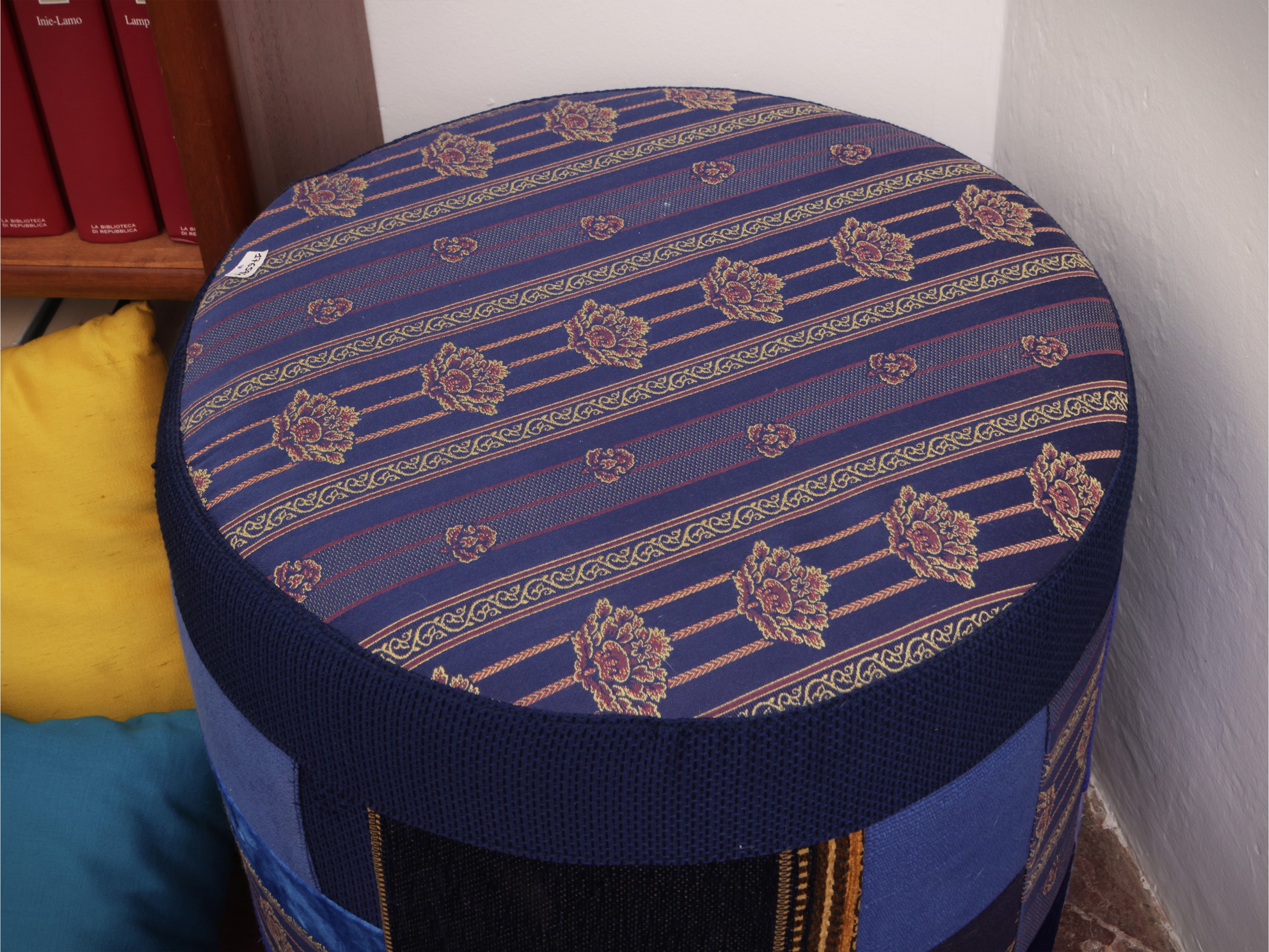 Pouf decorativo, imbottito e rivestito in patchwork di tessuti blu