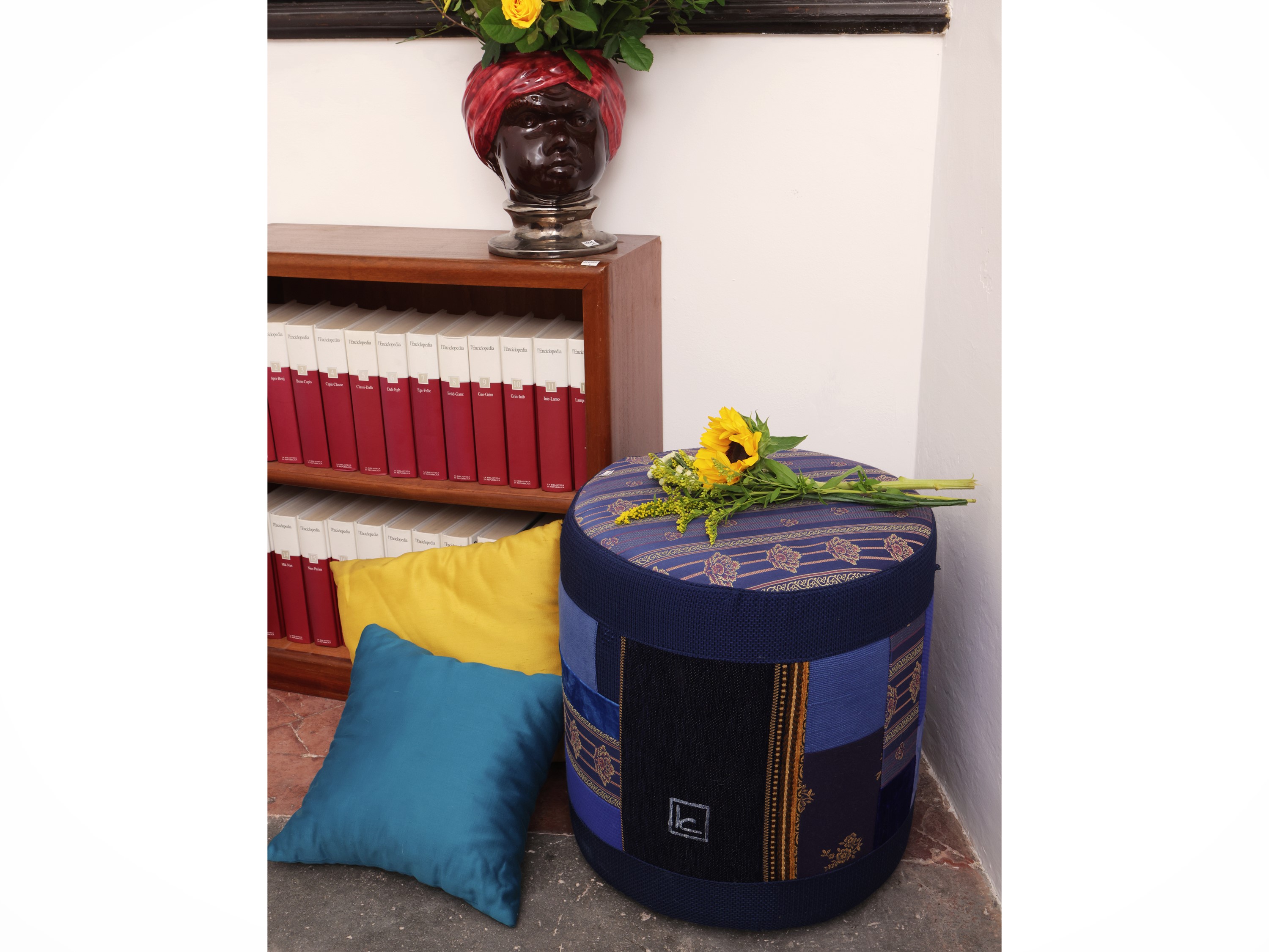 Pouf decorativo, imbottito e rivestito in patchwork di tessuti blu