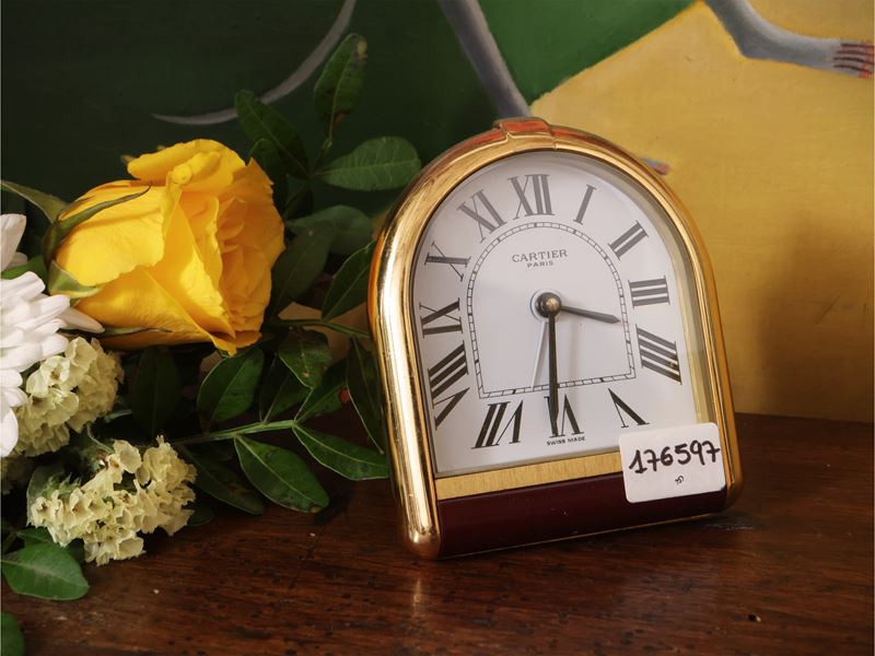 Cartier, Pendulette Romane da viaggio in metallo dorato e smalto rosso bordeaux