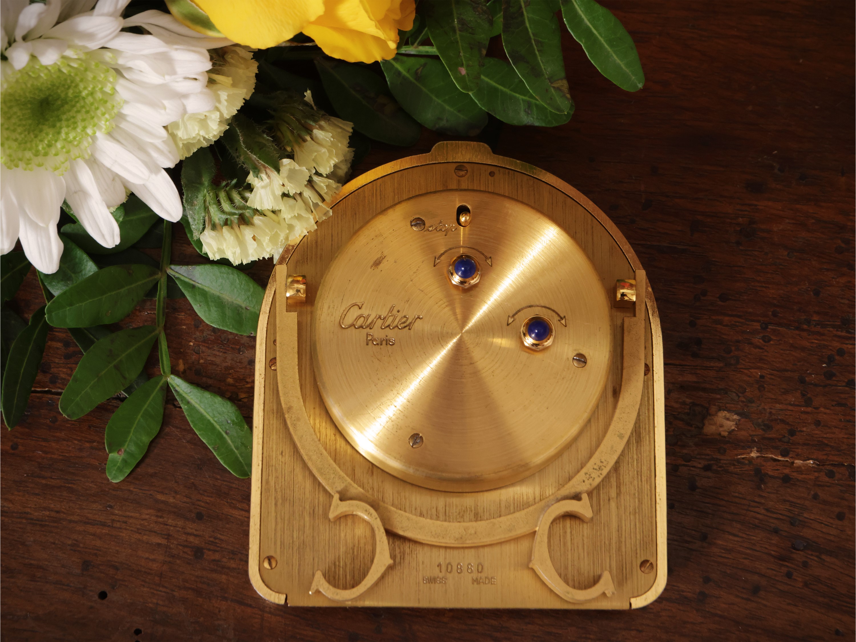 Cartier, Pendulette Romane da viaggio in metallo dorato e smalto rosso bordeaux
