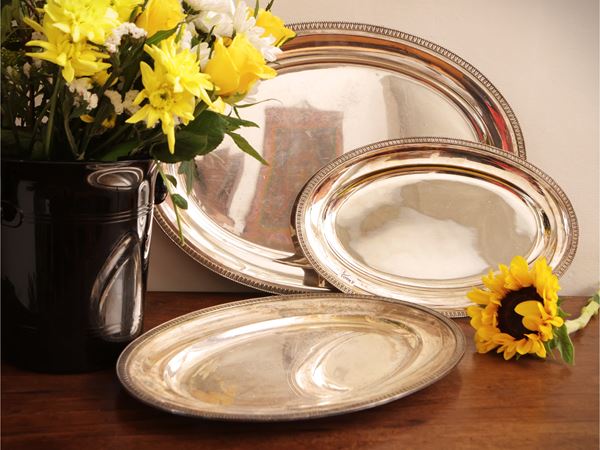 Series of three oval trays in silver metal