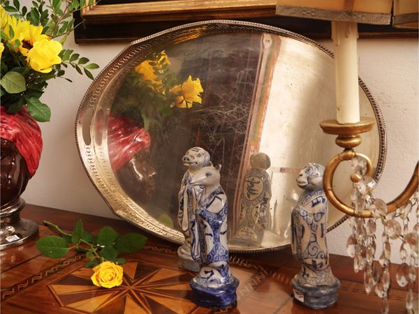 Large silver metal glovestra