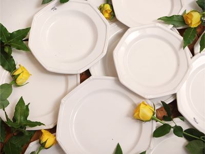 Servizio di piatti in ceramica bianca d'Este, composto da 27 piatti piani, 12 piatti fondi e 14 p...