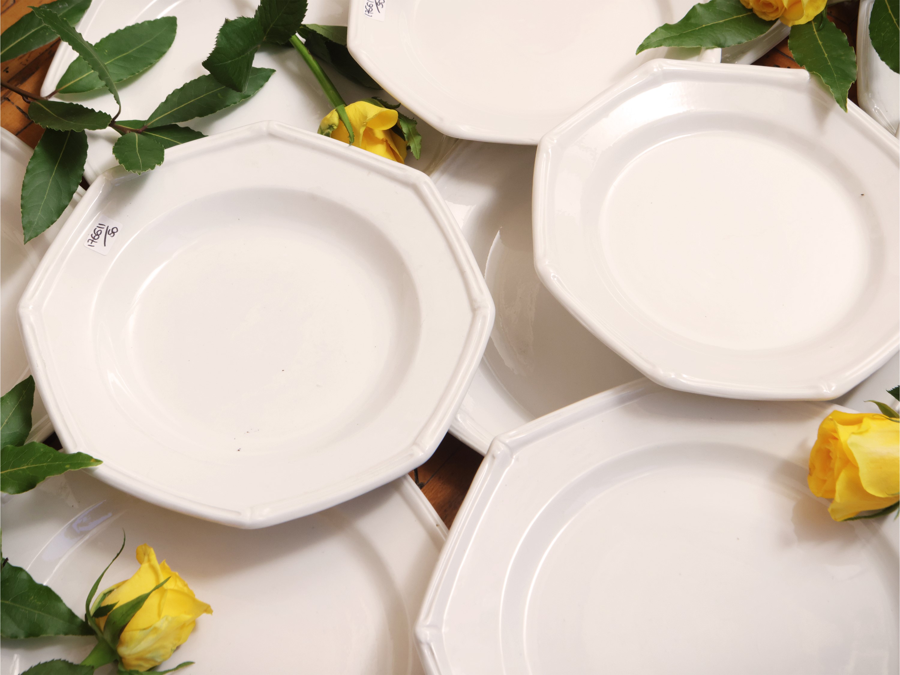 Servizio di piatti in ceramica bianca d'Este, composto da 27 piatti piani, 12 piatti fondi e 14 p...