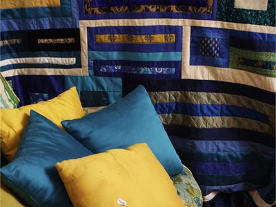 Lotto di biancheria per la casa, coperta in patchwork e 8 cuscini in seta