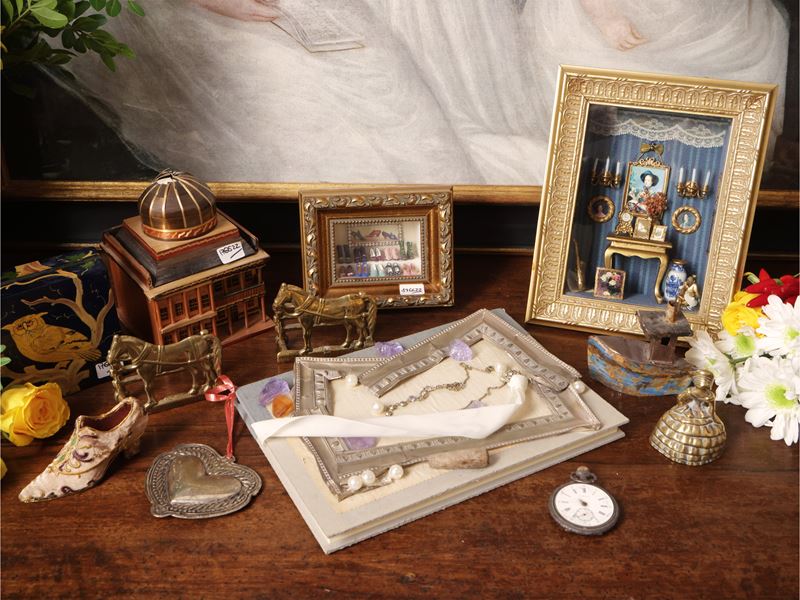 Lotto di curiosità, composto da miniature e modellini vari