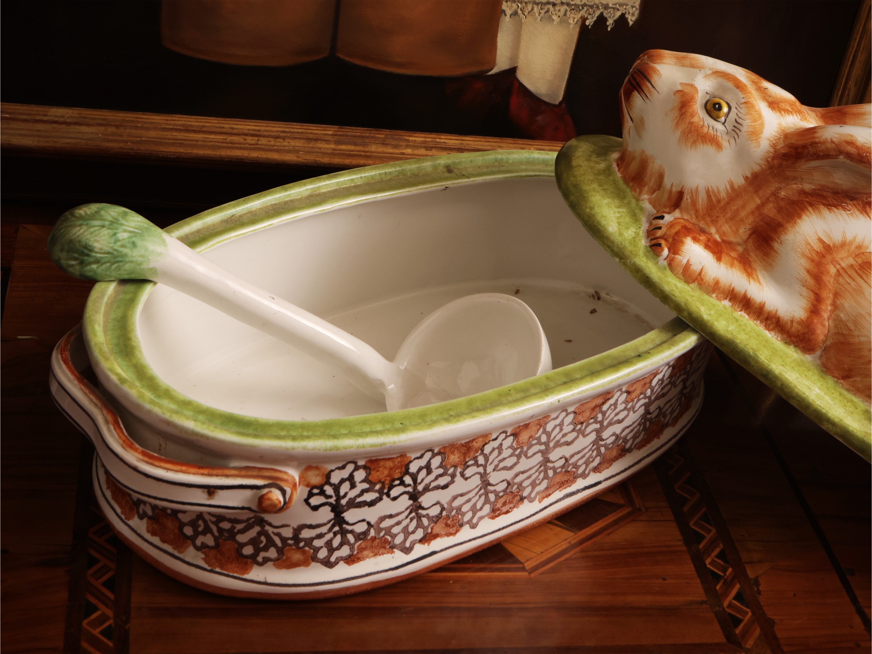 Zuppiera in maiolica con coperchio ornato da lepre, Francia, XX secolo
