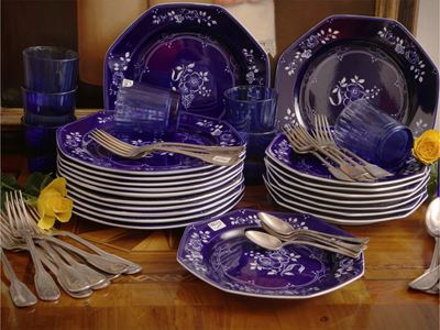Servizio da tavola in ceramica d'Este e vetro blu con posate Christofle