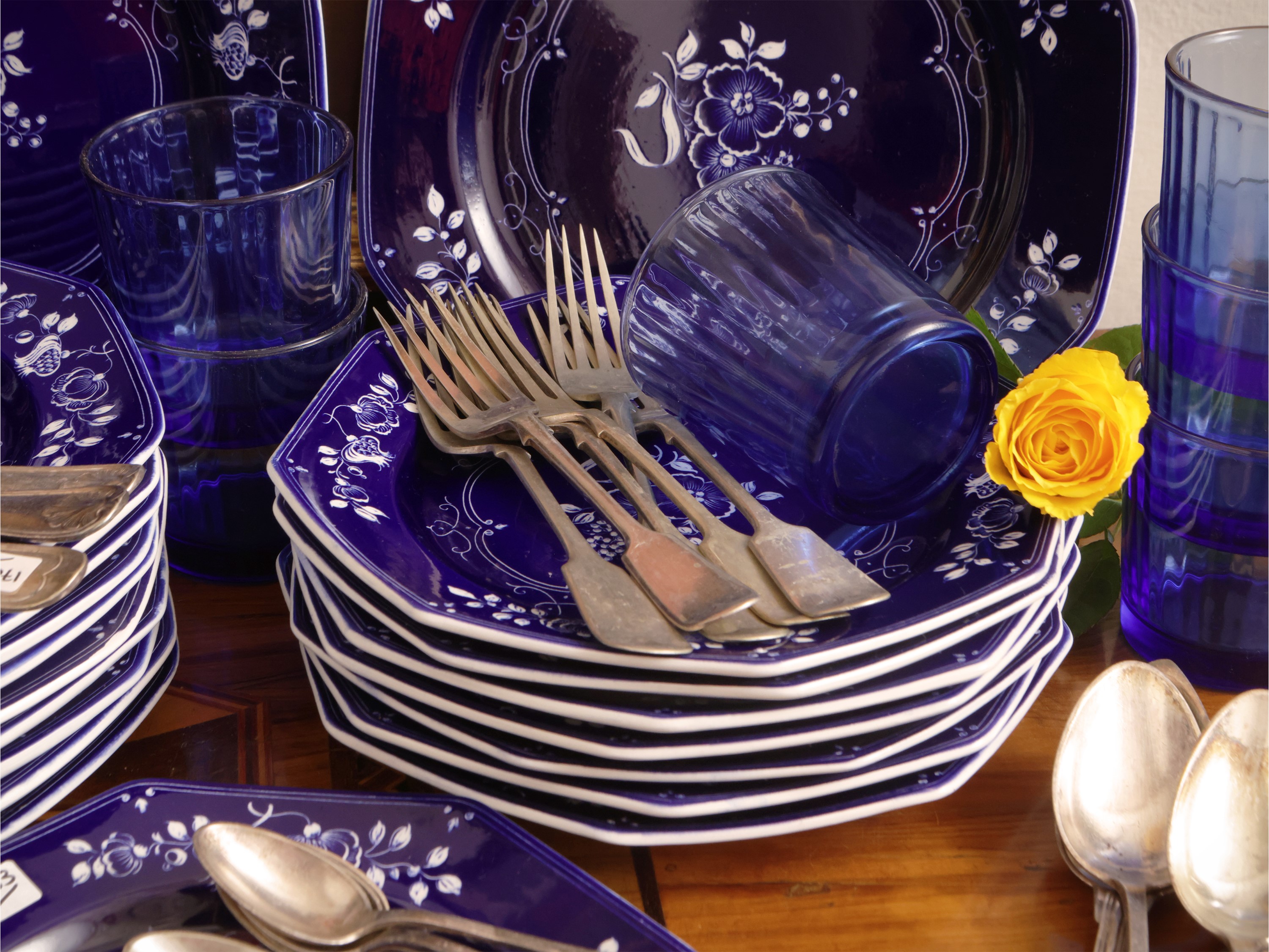 Servizio da tavola in ceramica d'Este e vetro blu con posate Christofle