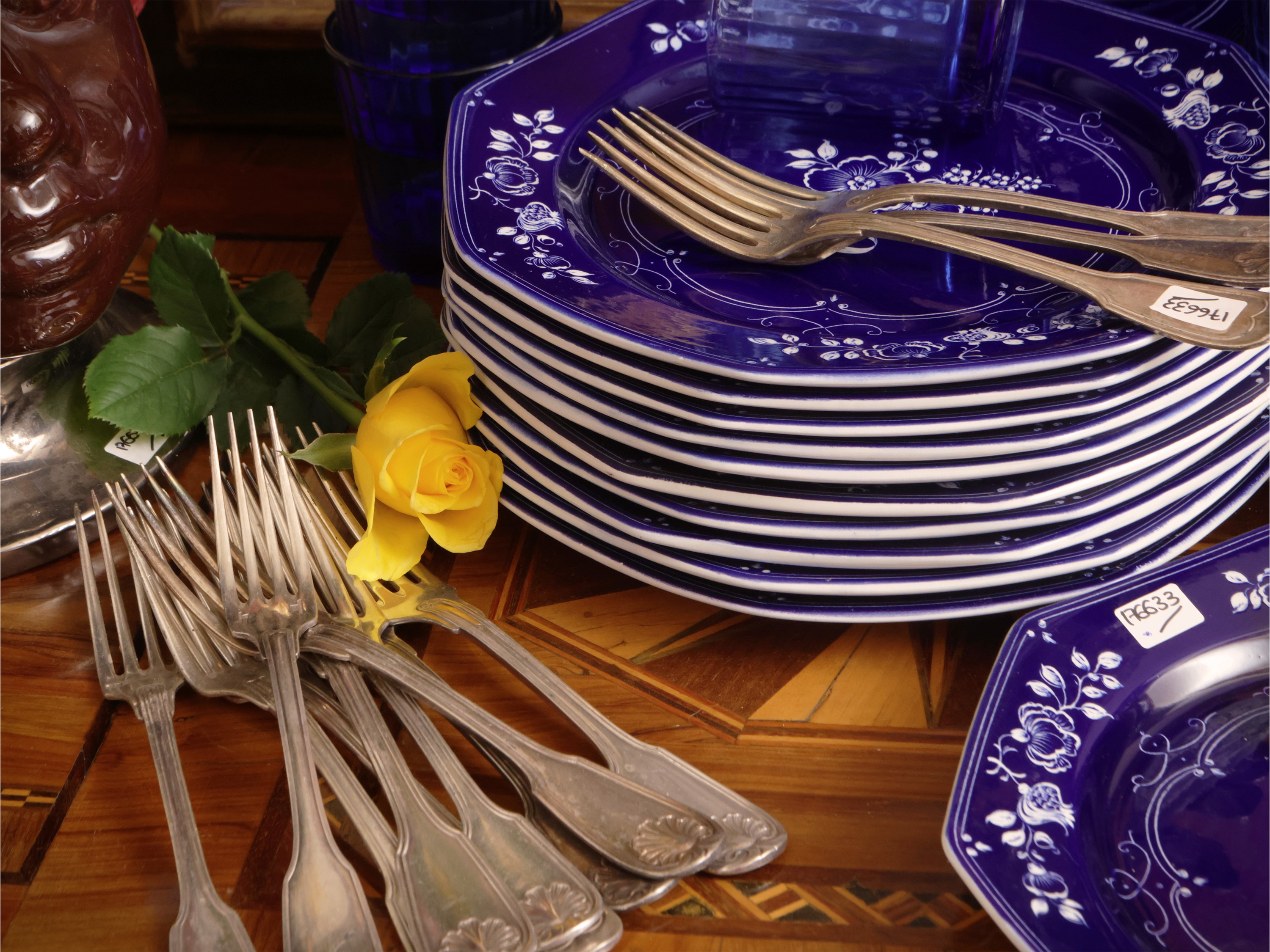 Servizio da tavola in ceramica d'Este e vetro blu con posate Christofle
