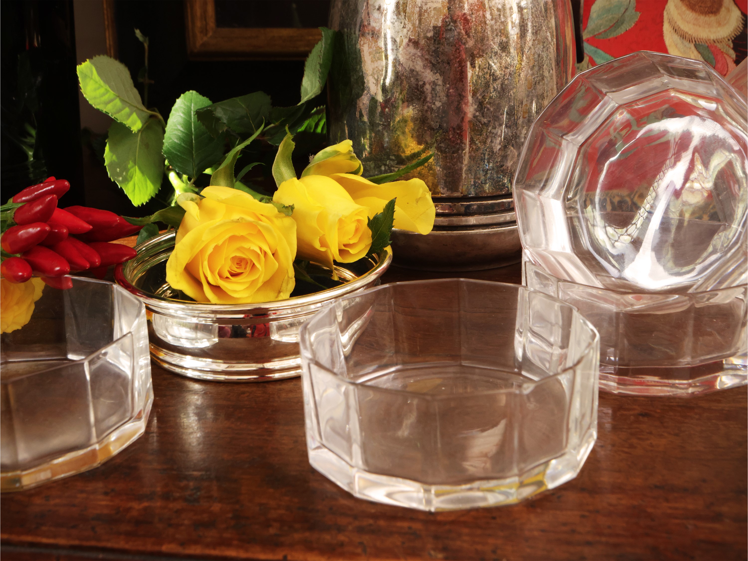 Miscellanea di accessori per la tavola, serie di 6 piatti in ceramica d'Este e tovagliette decora...