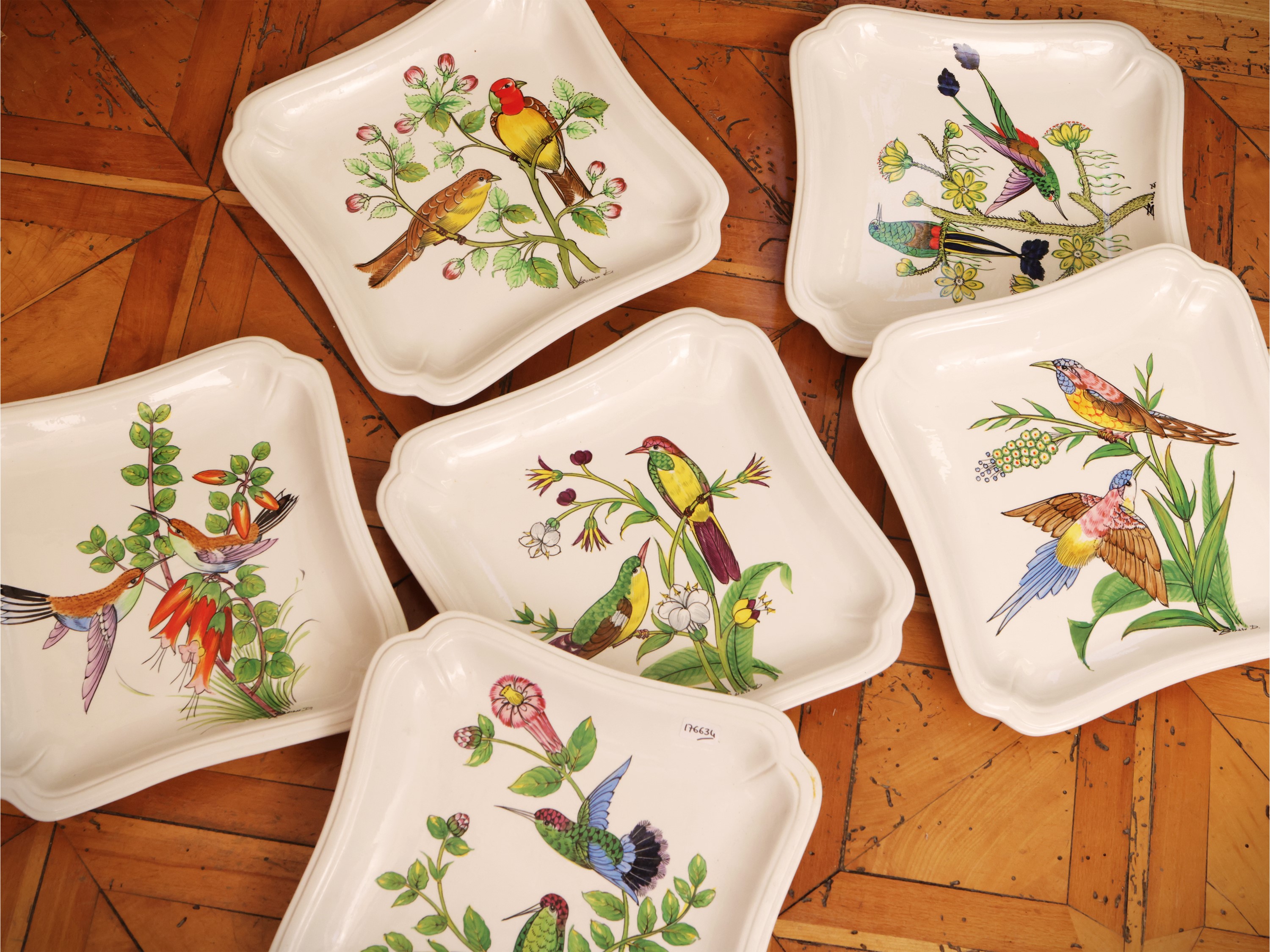 Miscellanea di accessori per la tavola, serie di 6 piatti in ceramica d'Este e tovagliette decora...