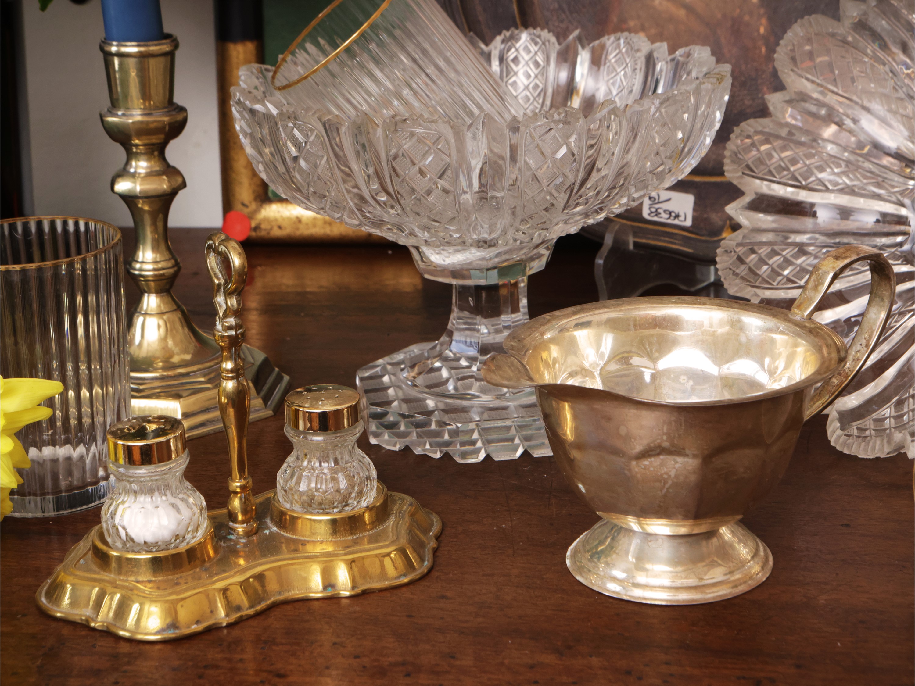 Assortimento di accessori per la tavola, composto da alzate centrotavola in vetro pressato e bicc...