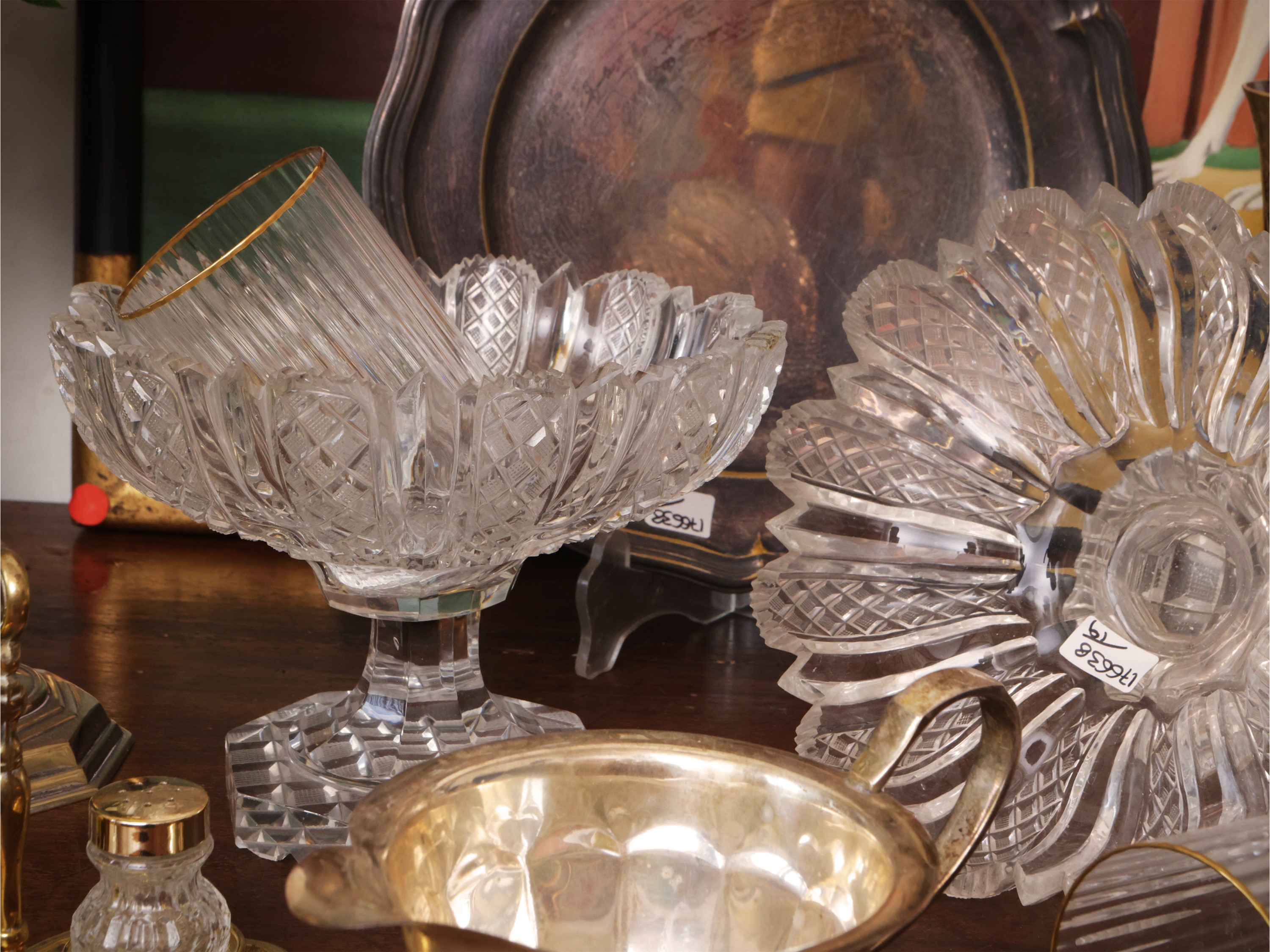 Assortimento di accessori per la tavola, composto da alzate centrotavola in vetro pressato e bicc...