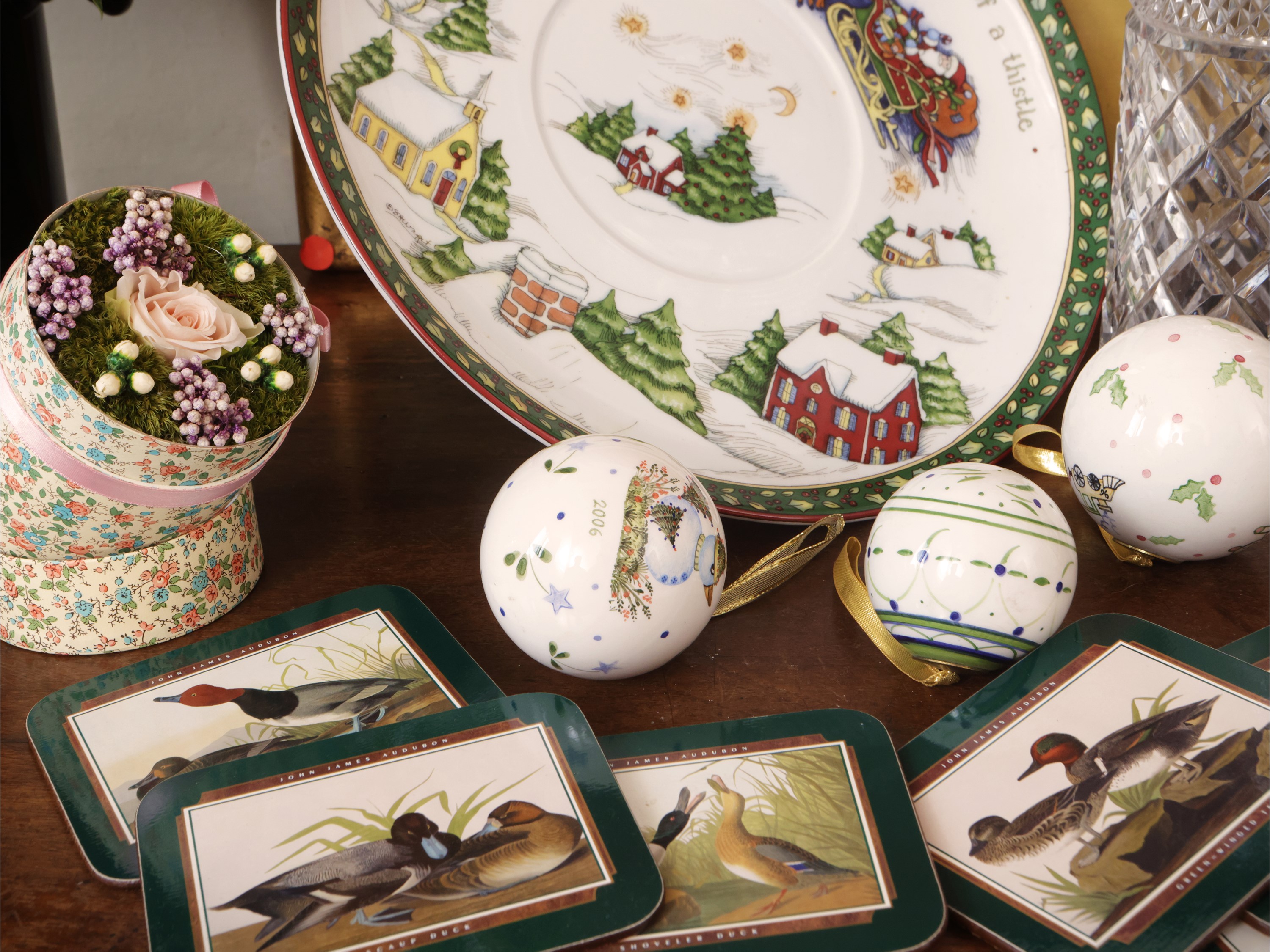 Miscellanea di accessori per la casa e la tavola, comprendente piatti Villeroy & Boch e alzata de...
