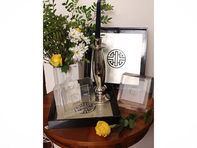 Accessori per la casa di gusto moderno, composto da vaso in porcellana Rosenthal e cornici in ple...