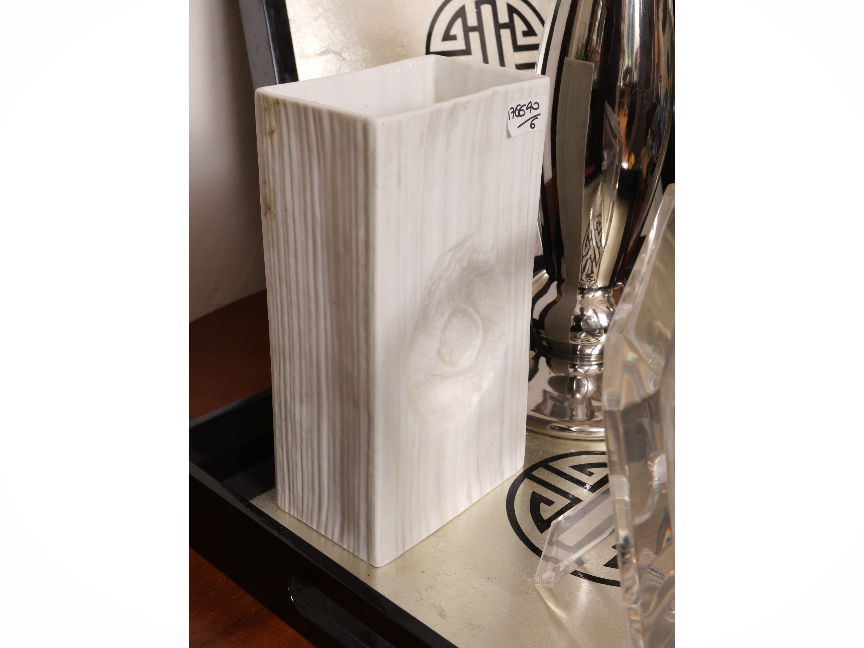 Accessori per la casa di gusto moderno, composto da vaso in porcellana Rosenthal e cornici in ple...