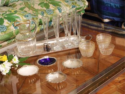 Set di Accessori d'Epoca per Servire Aperitivi, Comprendente Flutes, Coppette e Antipastiere