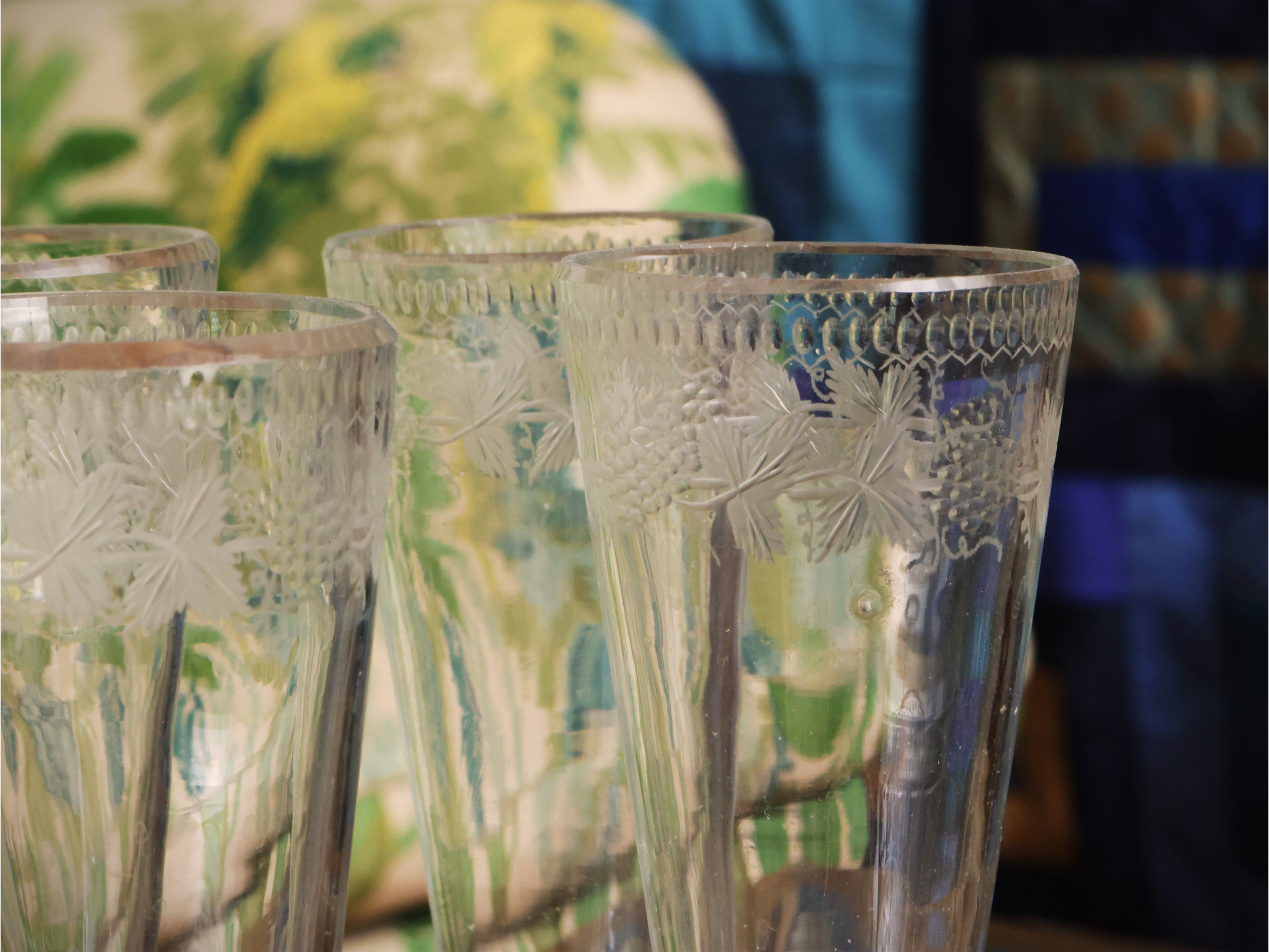 Set di Accessori d'Epoca per Servire Aperitivi, Comprendente Flutes, Coppette e Antipastiere