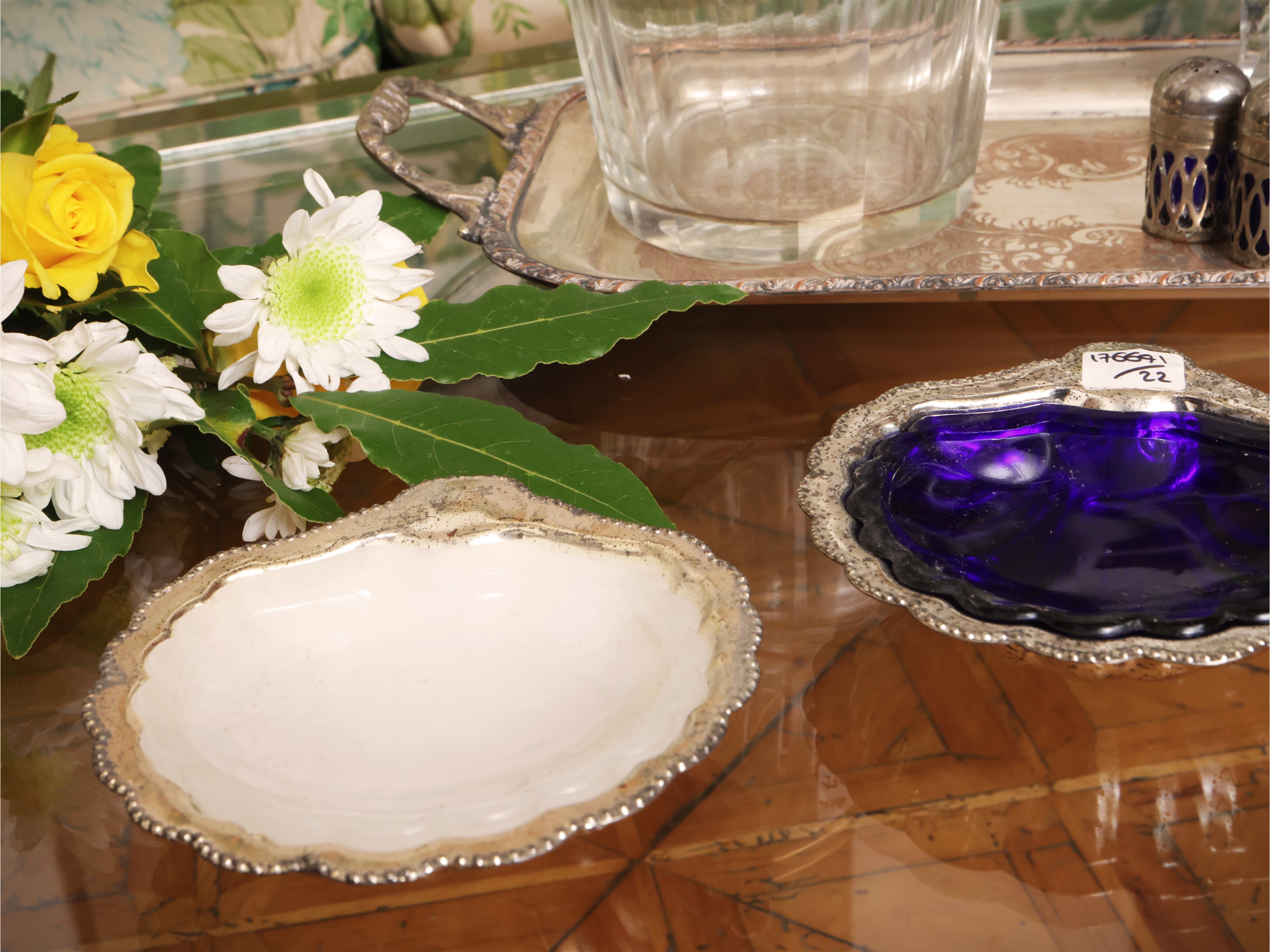 Set di Accessori d'Epoca per Servire Aperitivi, Comprendente Flutes, Coppette e Antipastiere