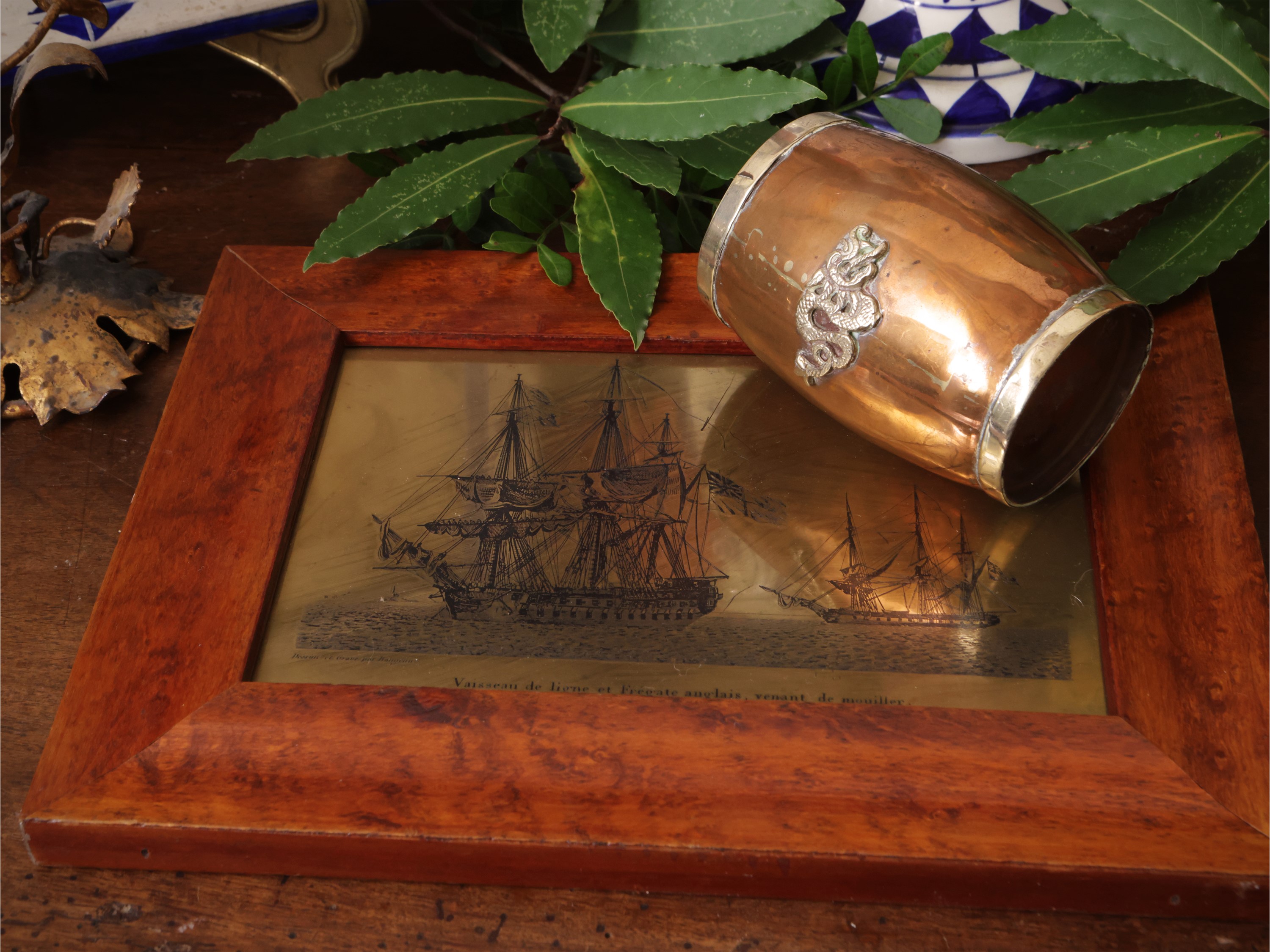 Miscellanea di accessori per la casa, vaso portafiori in ceramica d'Este e specchiera in legno la...