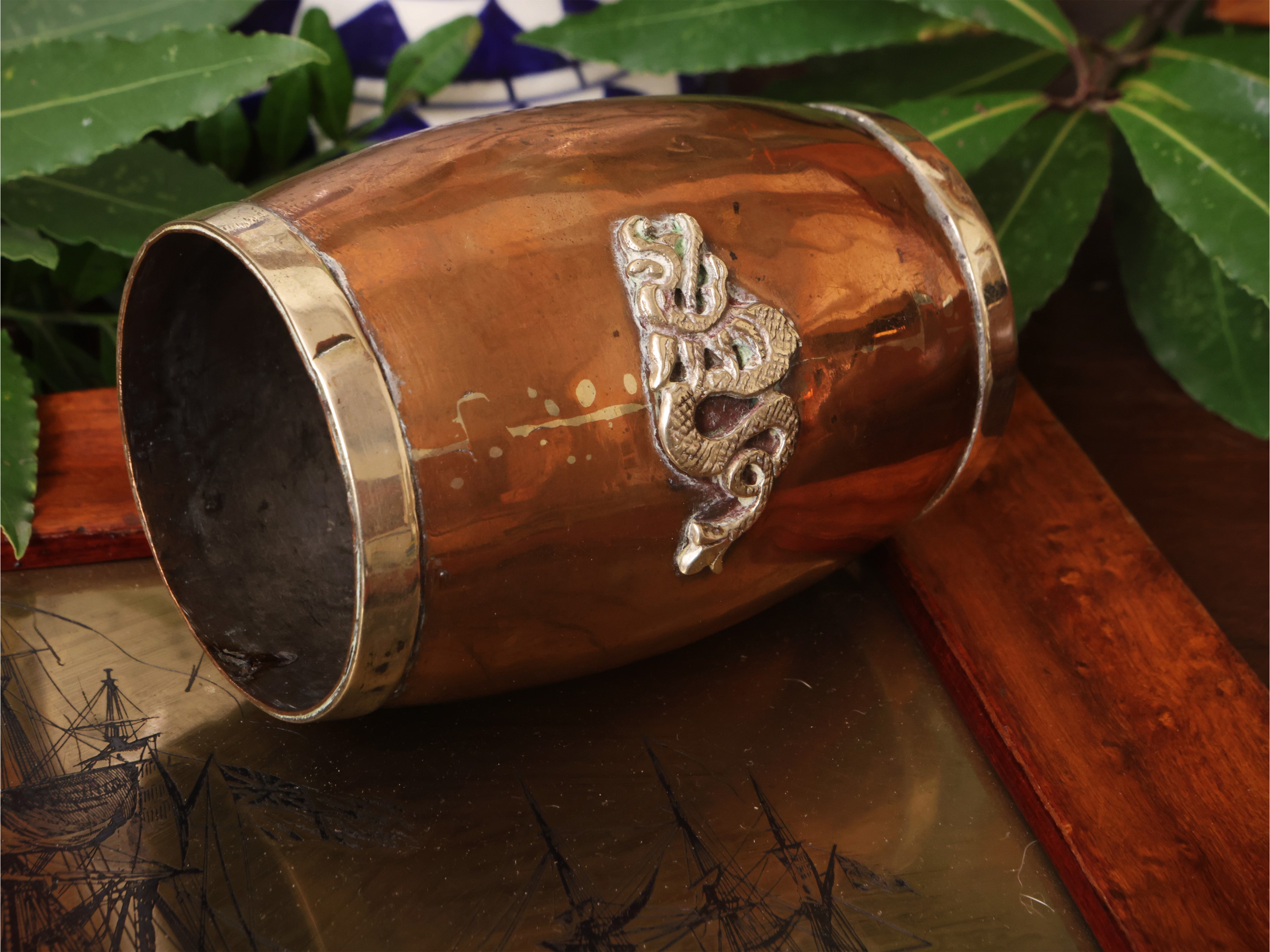 Miscellanea di accessori per la casa, vaso portafiori in ceramica d'Este e specchiera in legno la...