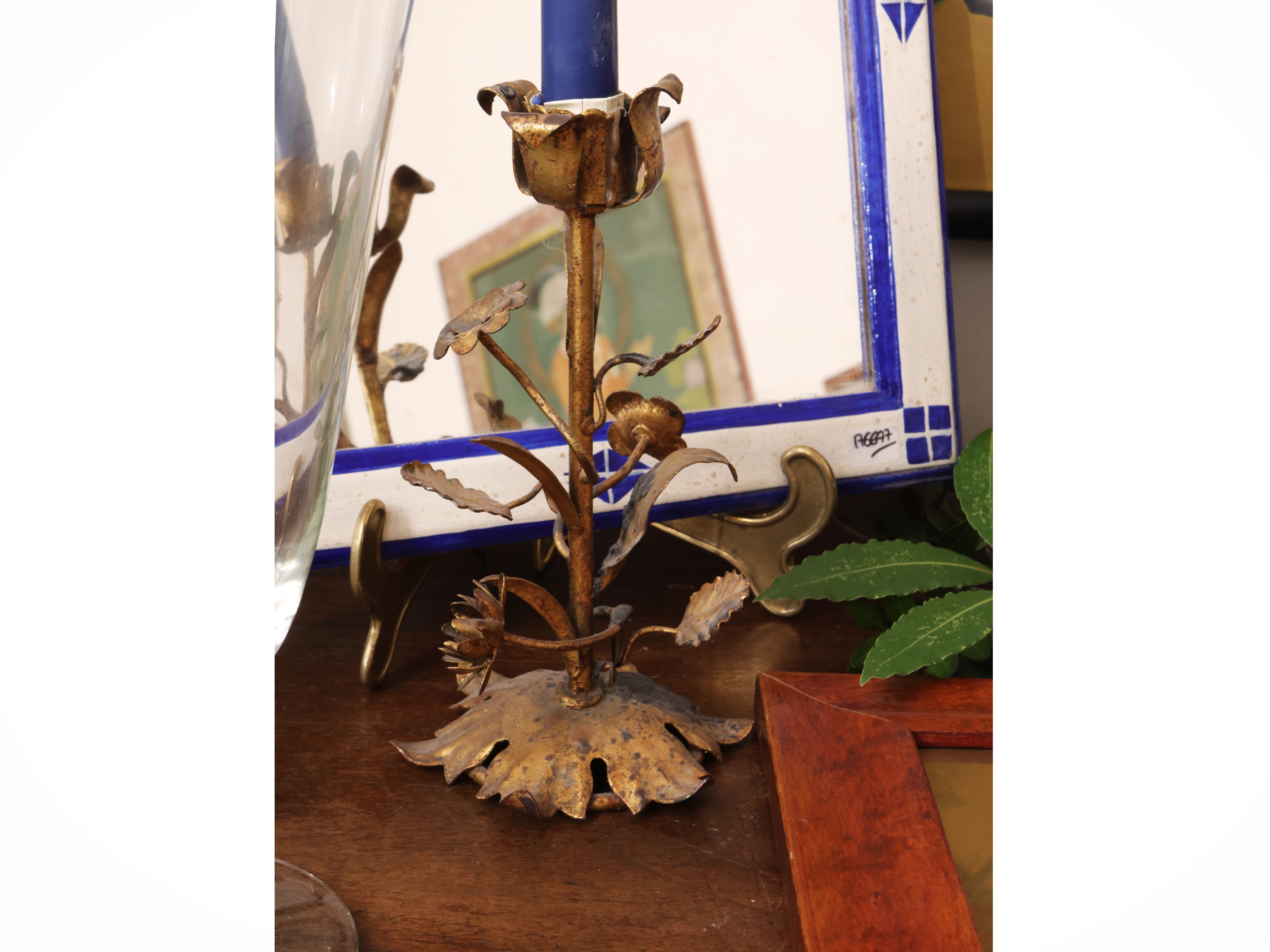 Miscellanea di accessori per la casa, vaso portafiori in ceramica d'Este e specchiera in legno la...