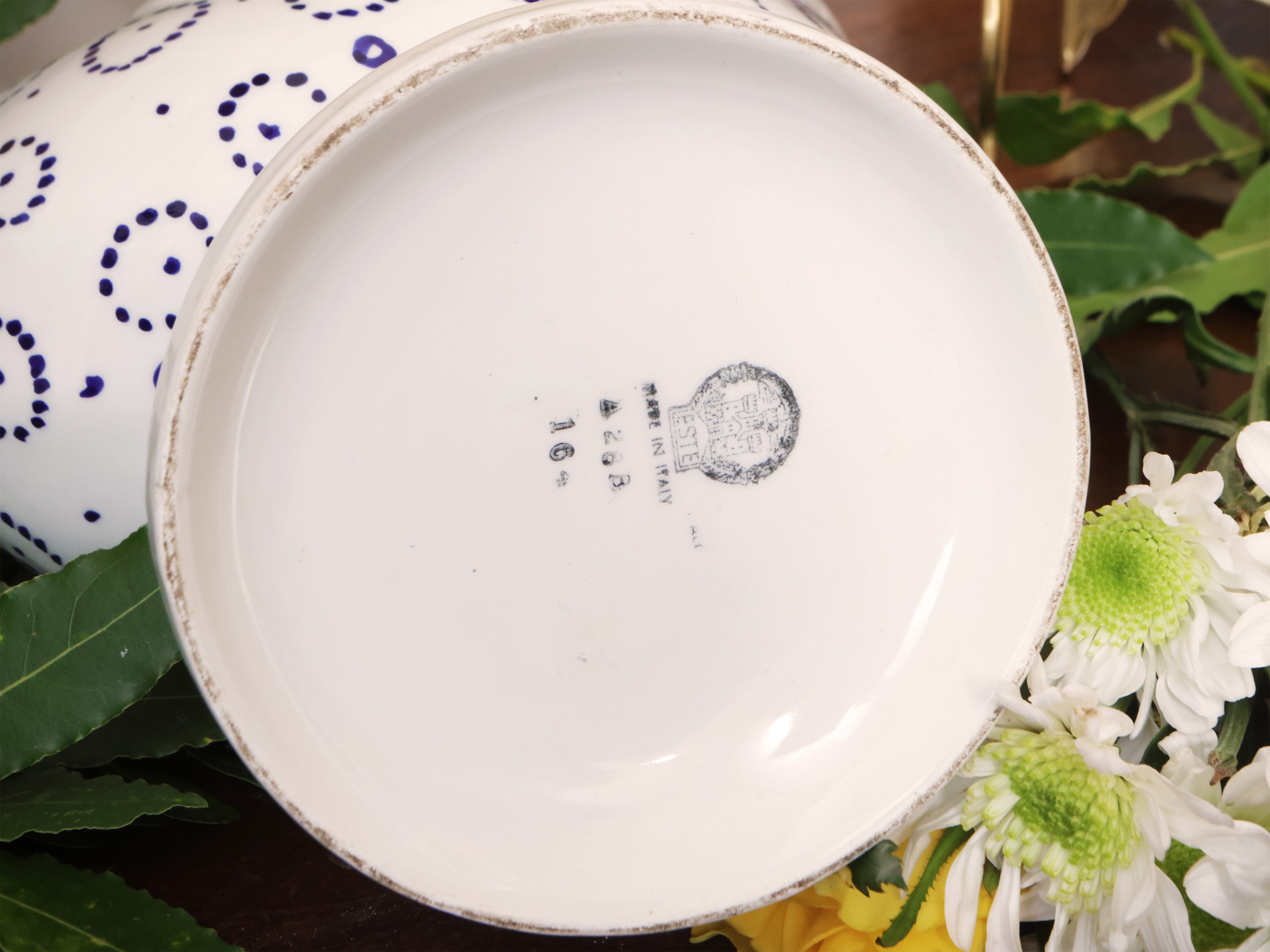 Miscellanea di accessori per la casa, vaso portafiori in ceramica d'Este e specchiera in legno la...