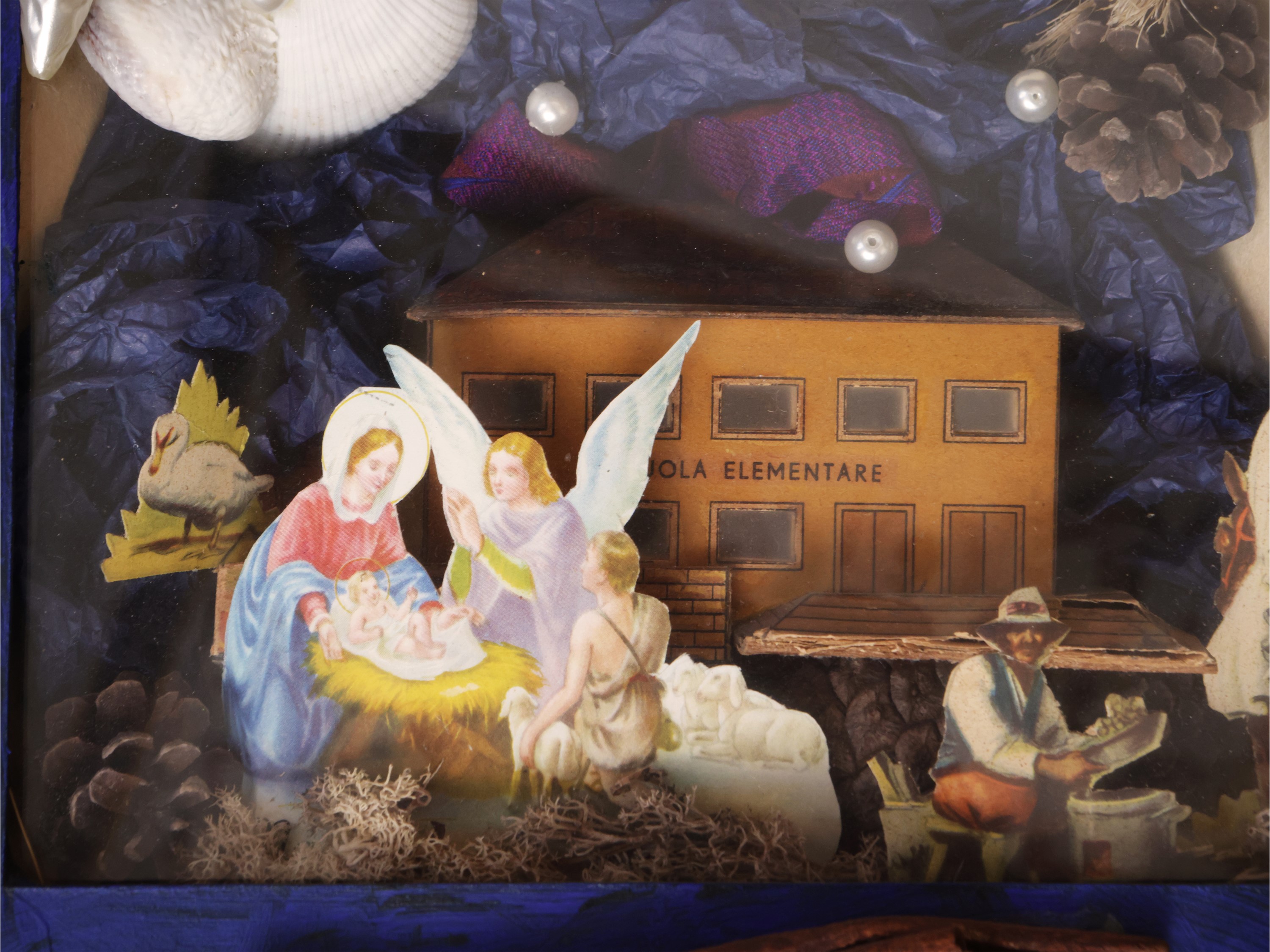 Collezione di opere in collage, comprendente un presepe e un vaso di fiori, teche variabili