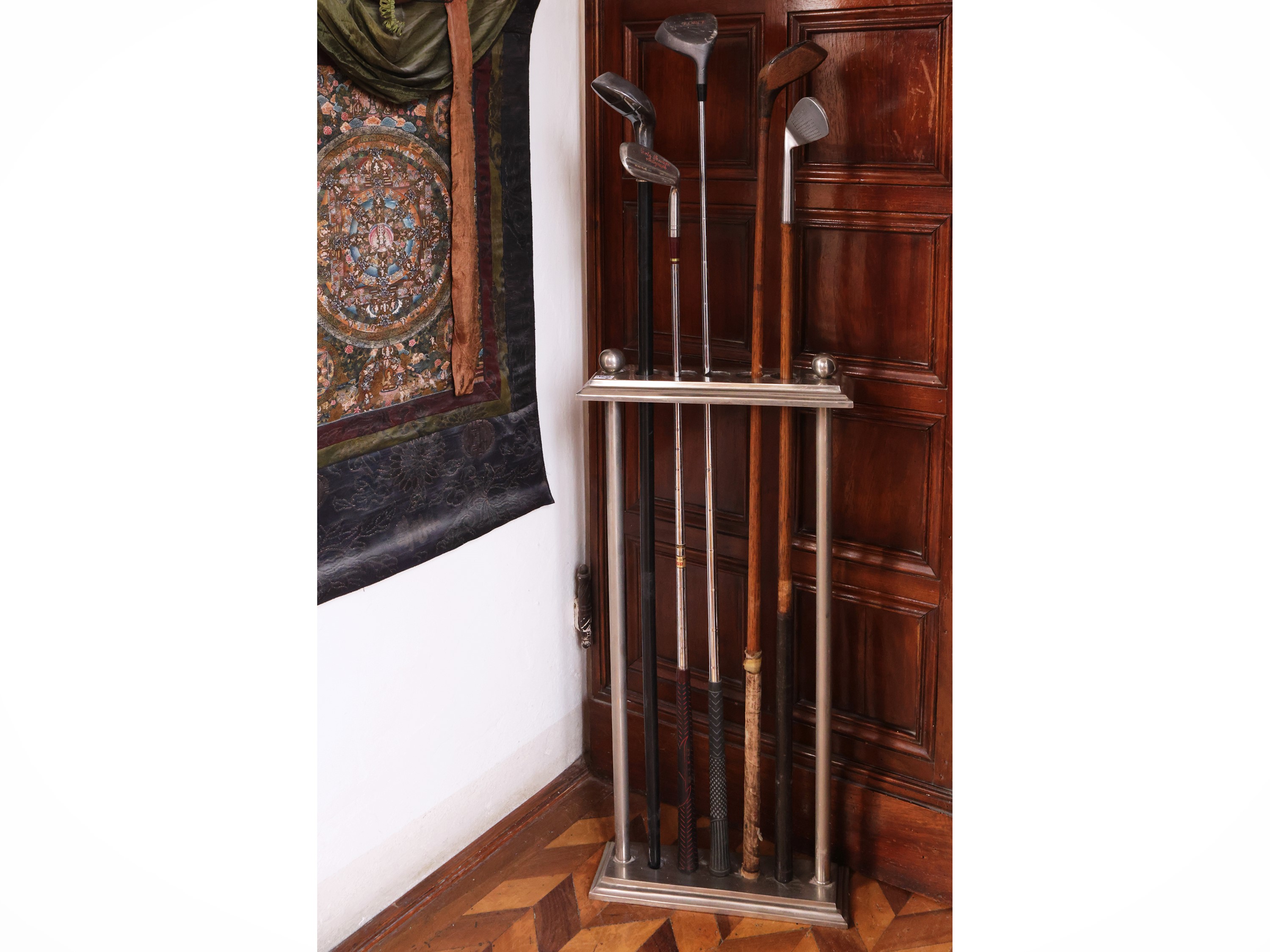 Collezione di cinque mazze da golf, metà XX secolo, con portabastoni in metallo argentato