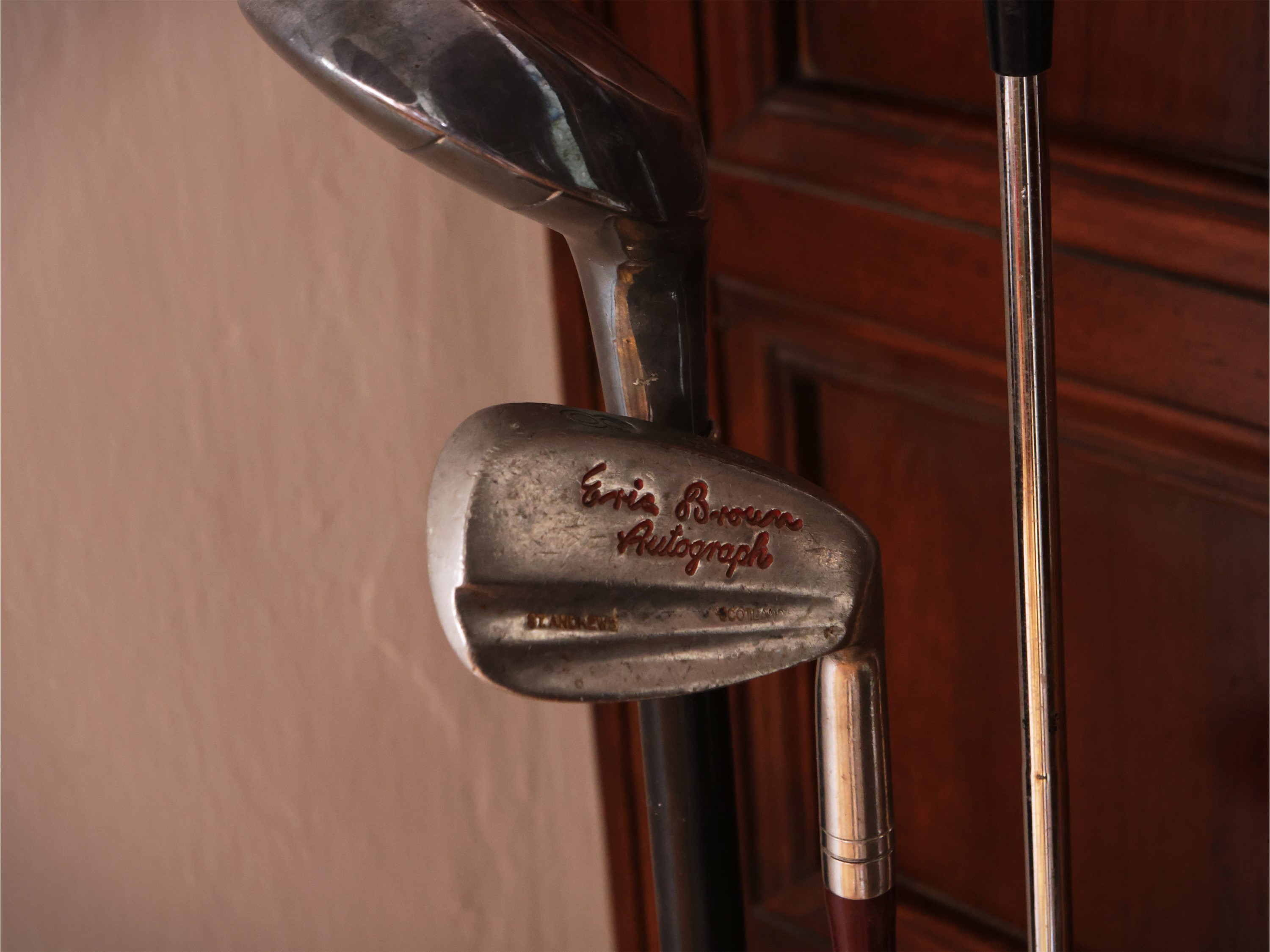 Collezione di cinque mazze da golf, metà XX secolo, con portabastoni in metallo argentato