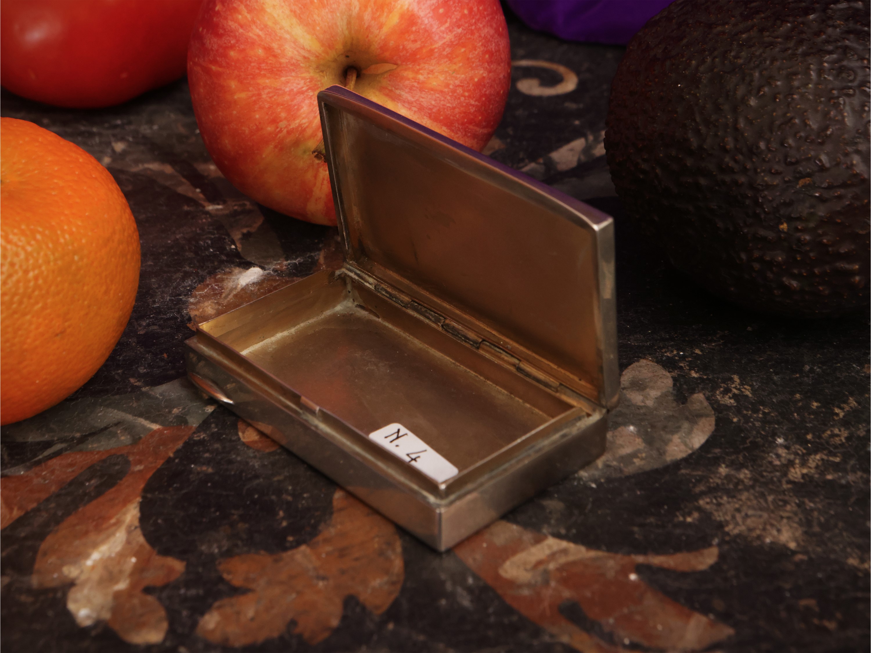 Tabacchiera in argento e smalti policromi