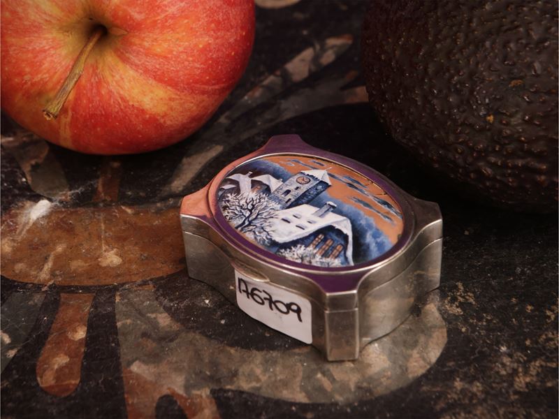 Tabacchiera in argento e smalti policromi