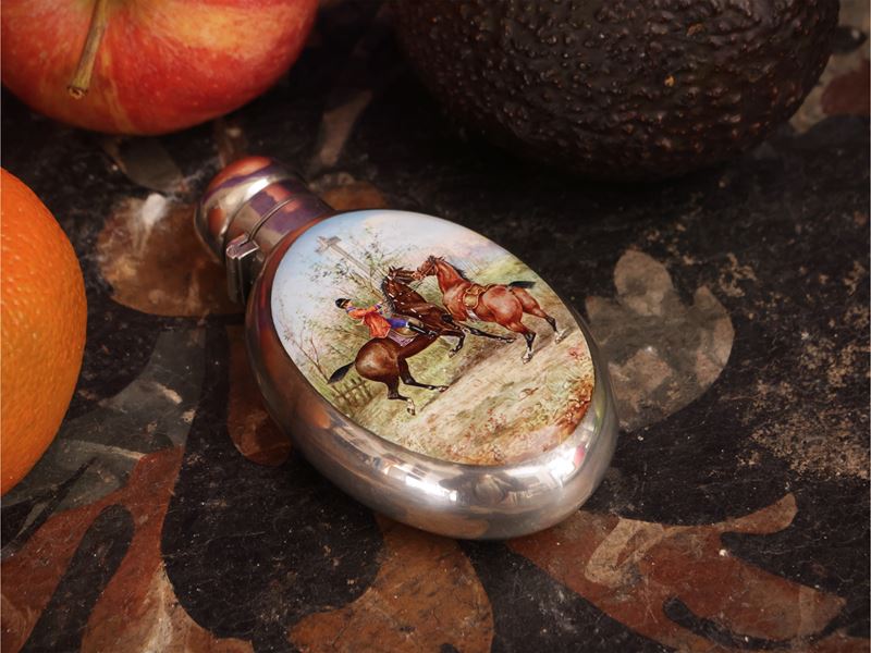 Piccola fiaschetta da liquore in argento e smalti policromi