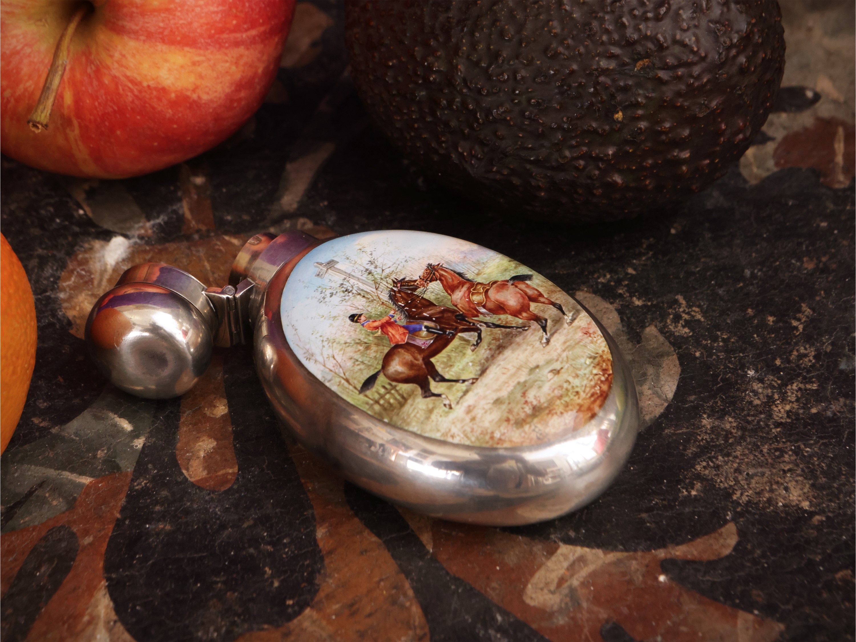 Piccola fiaschetta da liquore in argento e smalti policromi