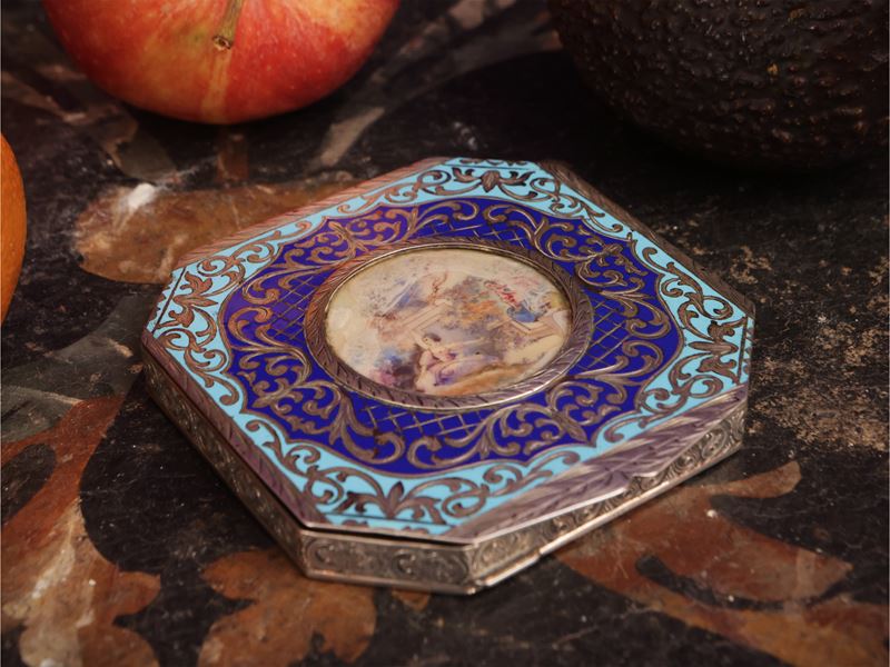 Trousse da borsetta in argento e smalti policromi